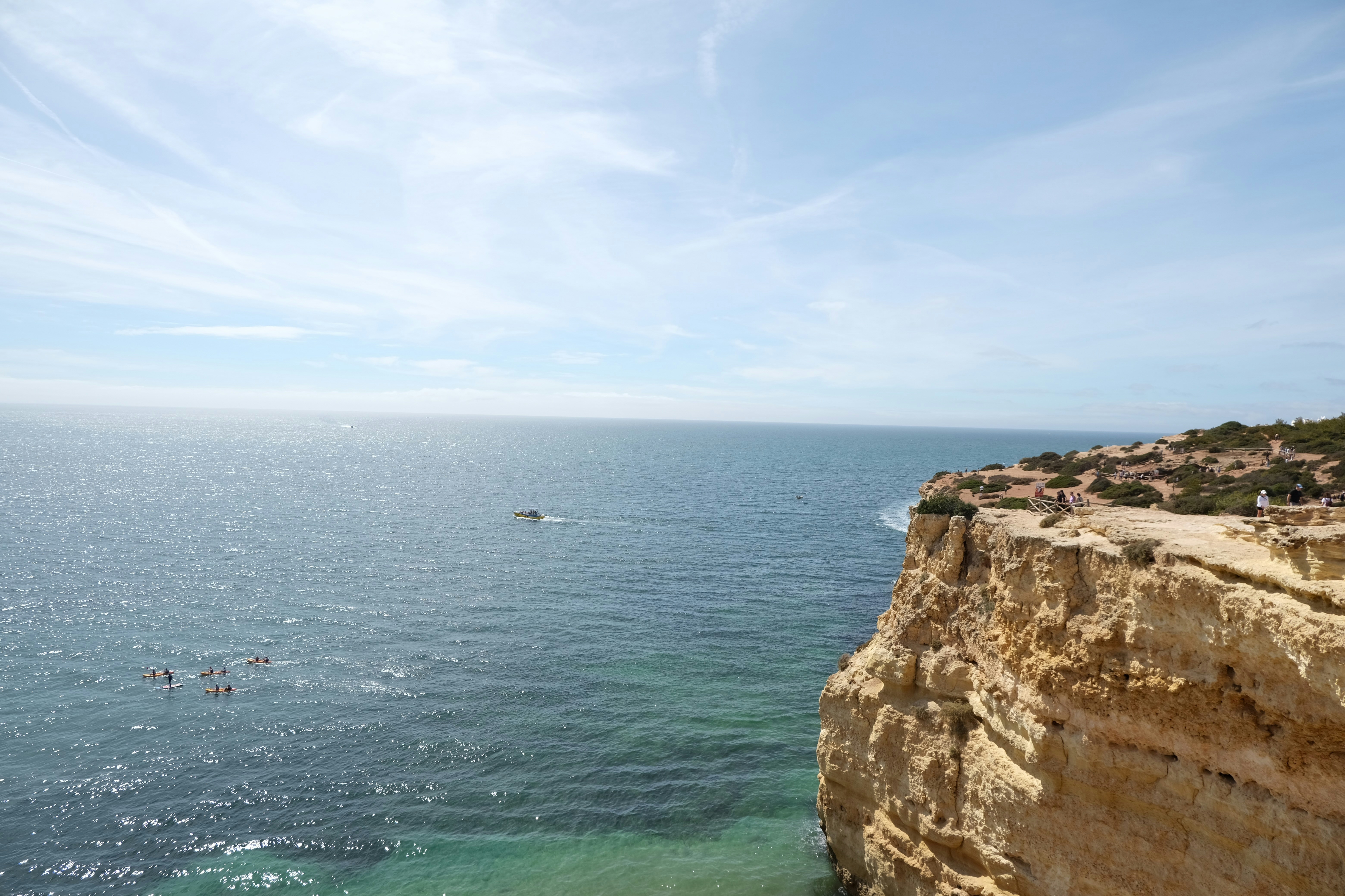 Une vue sur l’océan depuis une falaise