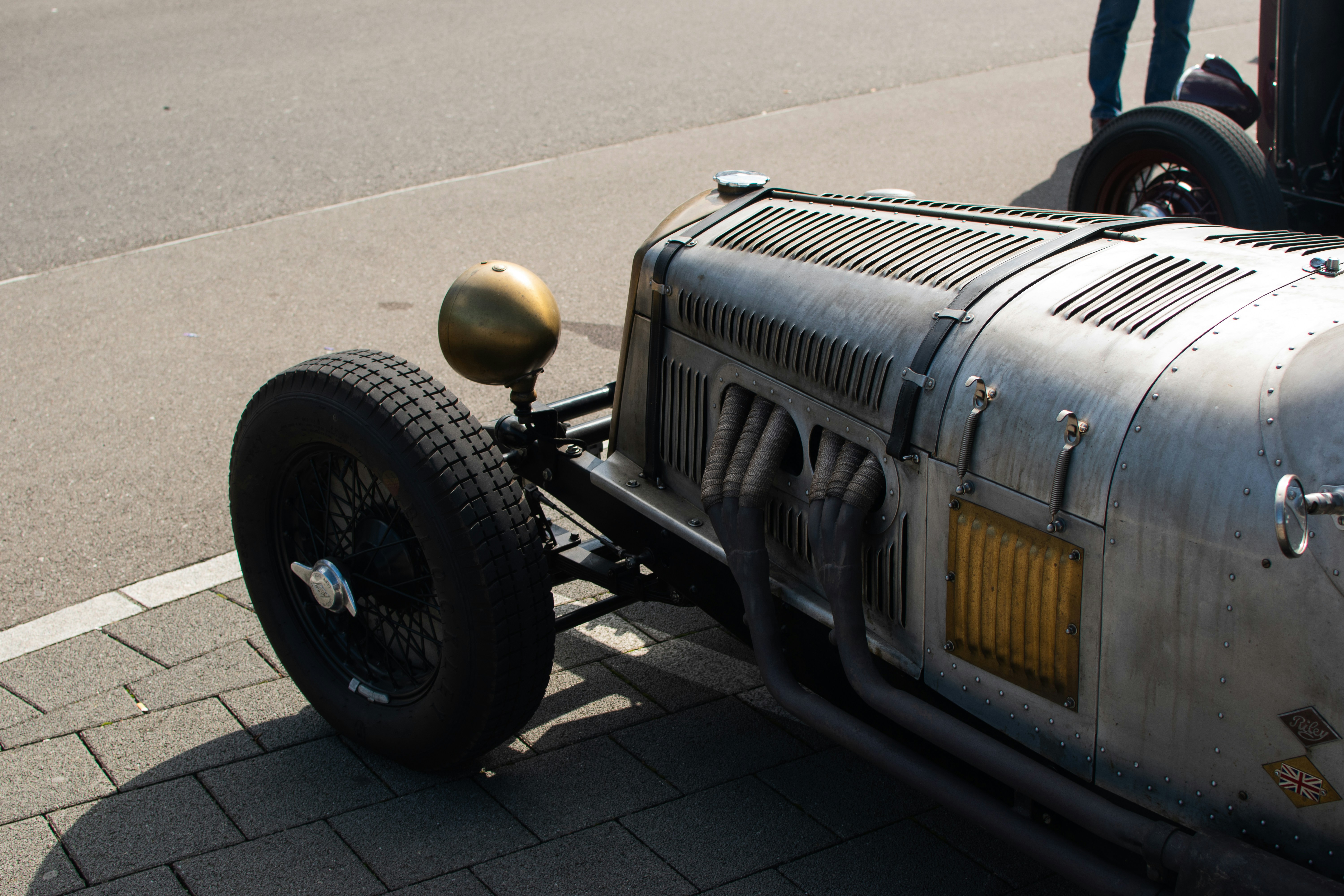 Ein alter Rennwagen steht am Straßenrand