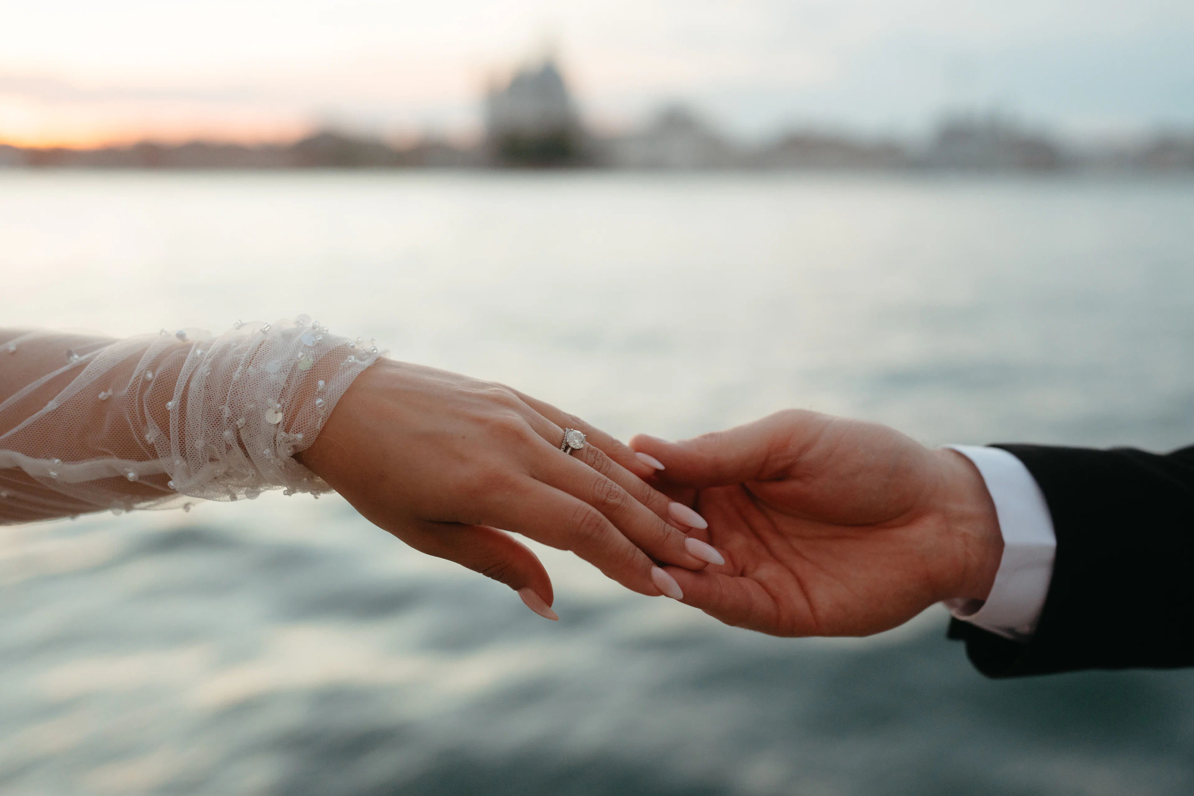 Les mains de Léa et Hugo qui se cherchent au-dessus de l'eau