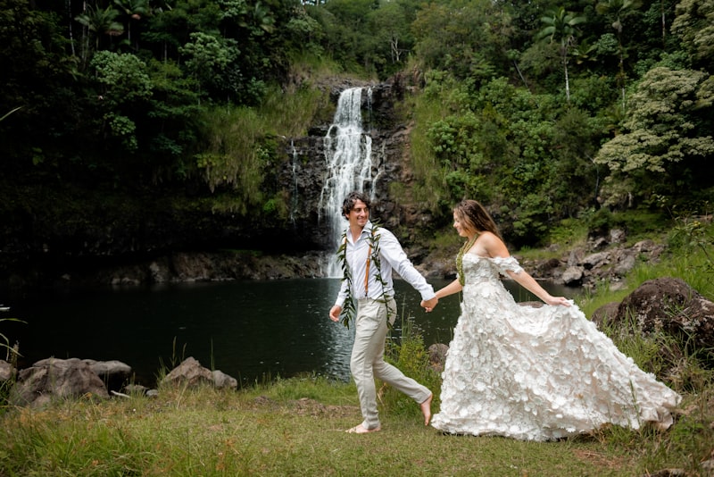 Pasangan berjalan di alam terbuka merayakan destination wedding alam