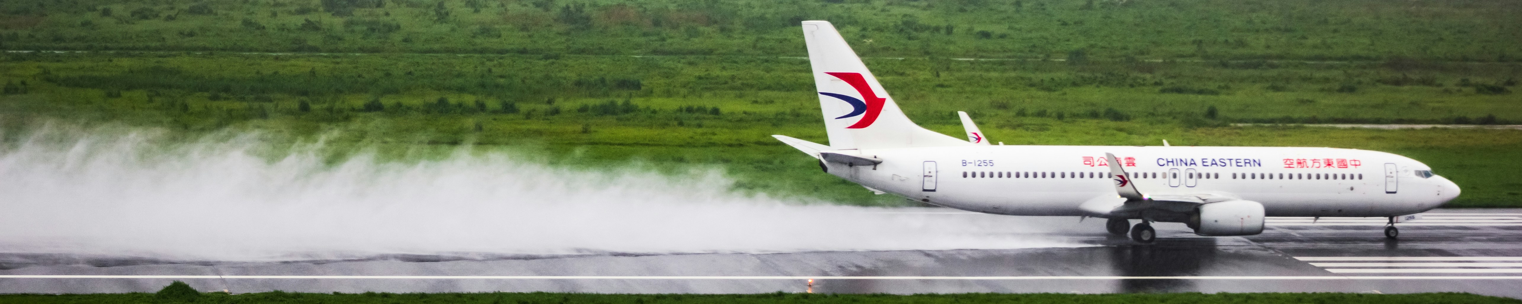 Un avión que está parado en una pista