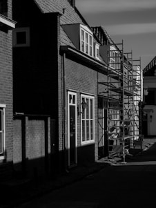 A black and white photo of a city street