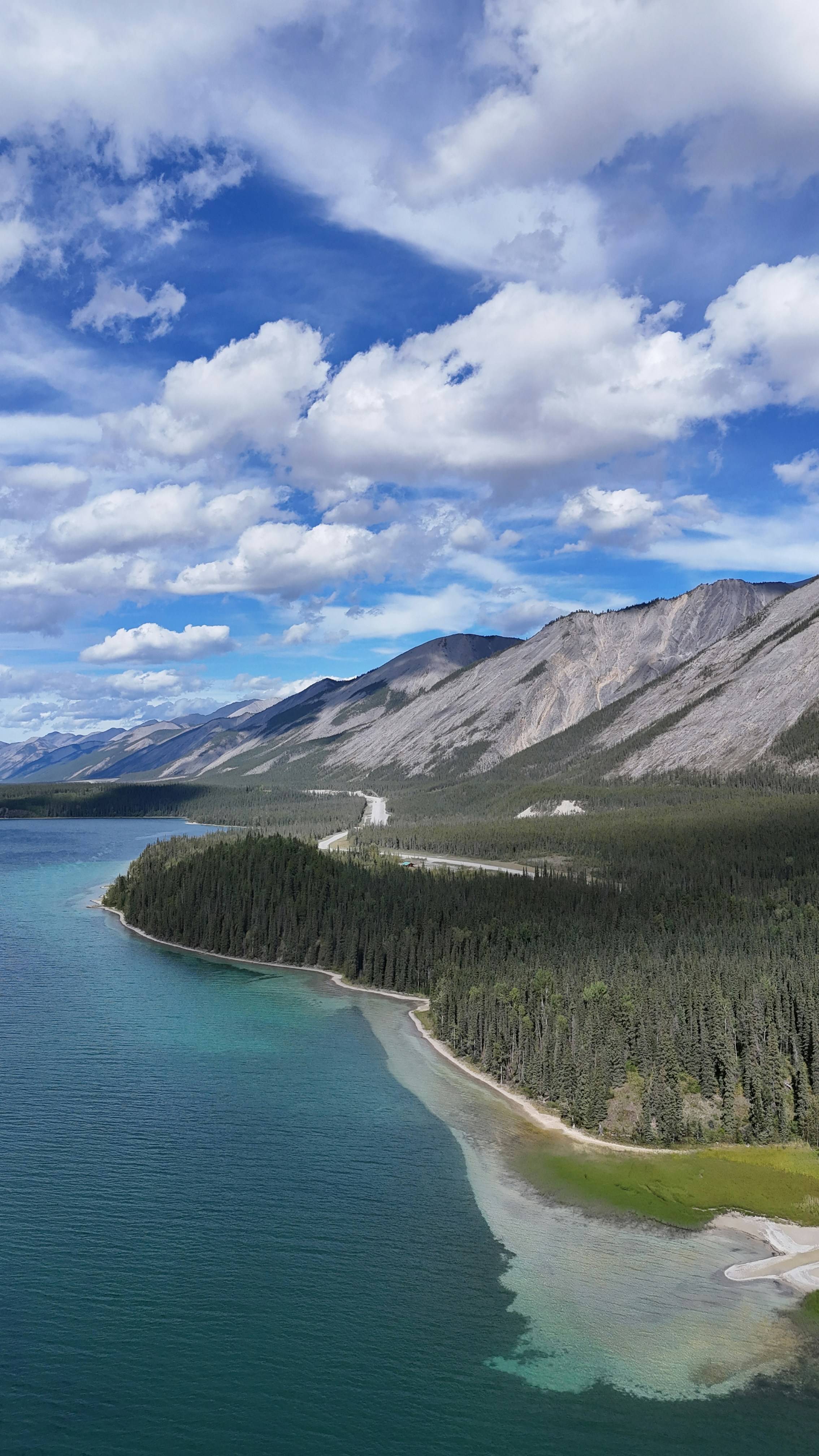 Vista aérea de um lago cercado por montanhas
