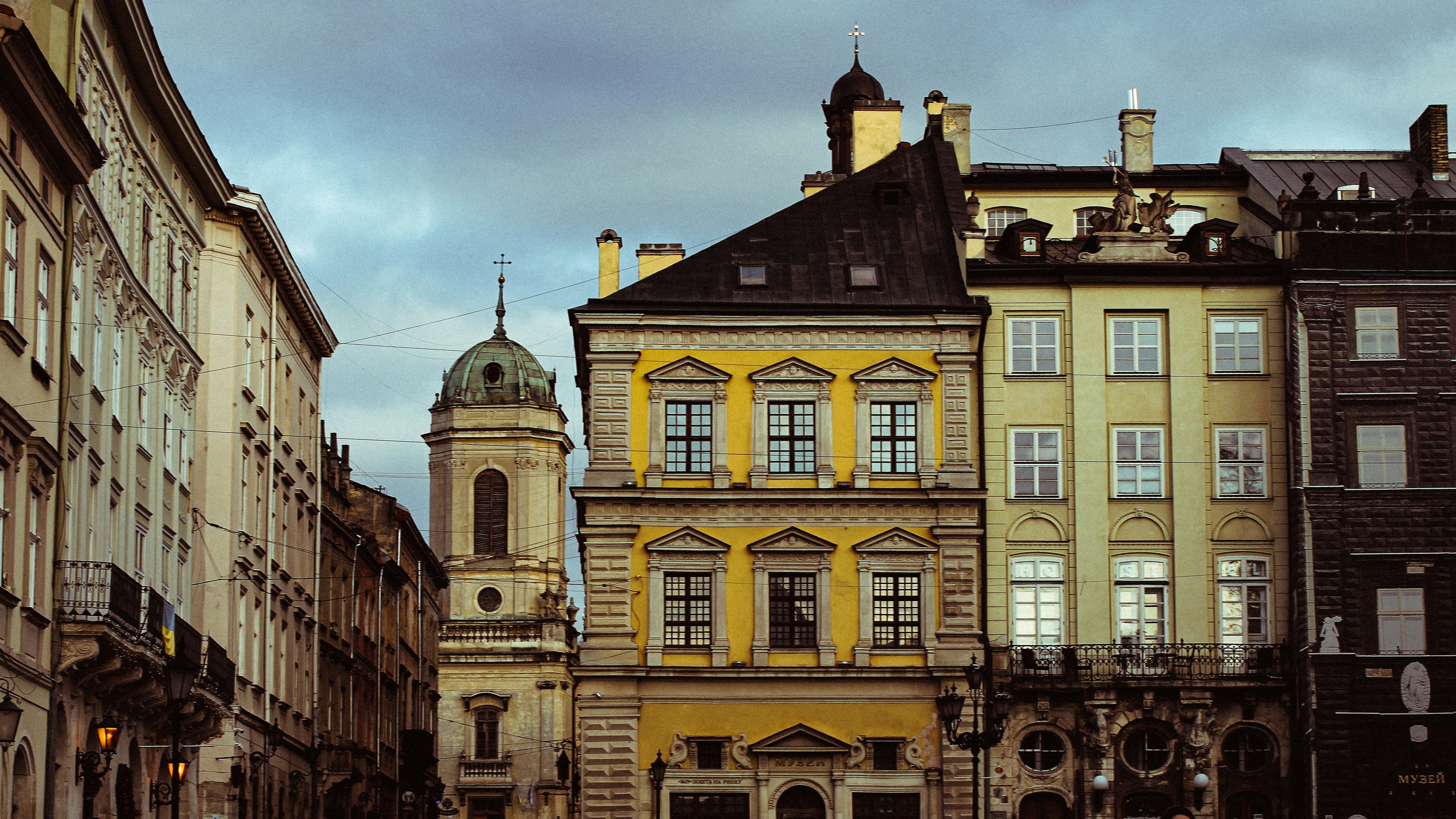 Eine Gruppe von Gebäuden, die nebeneinander liegen