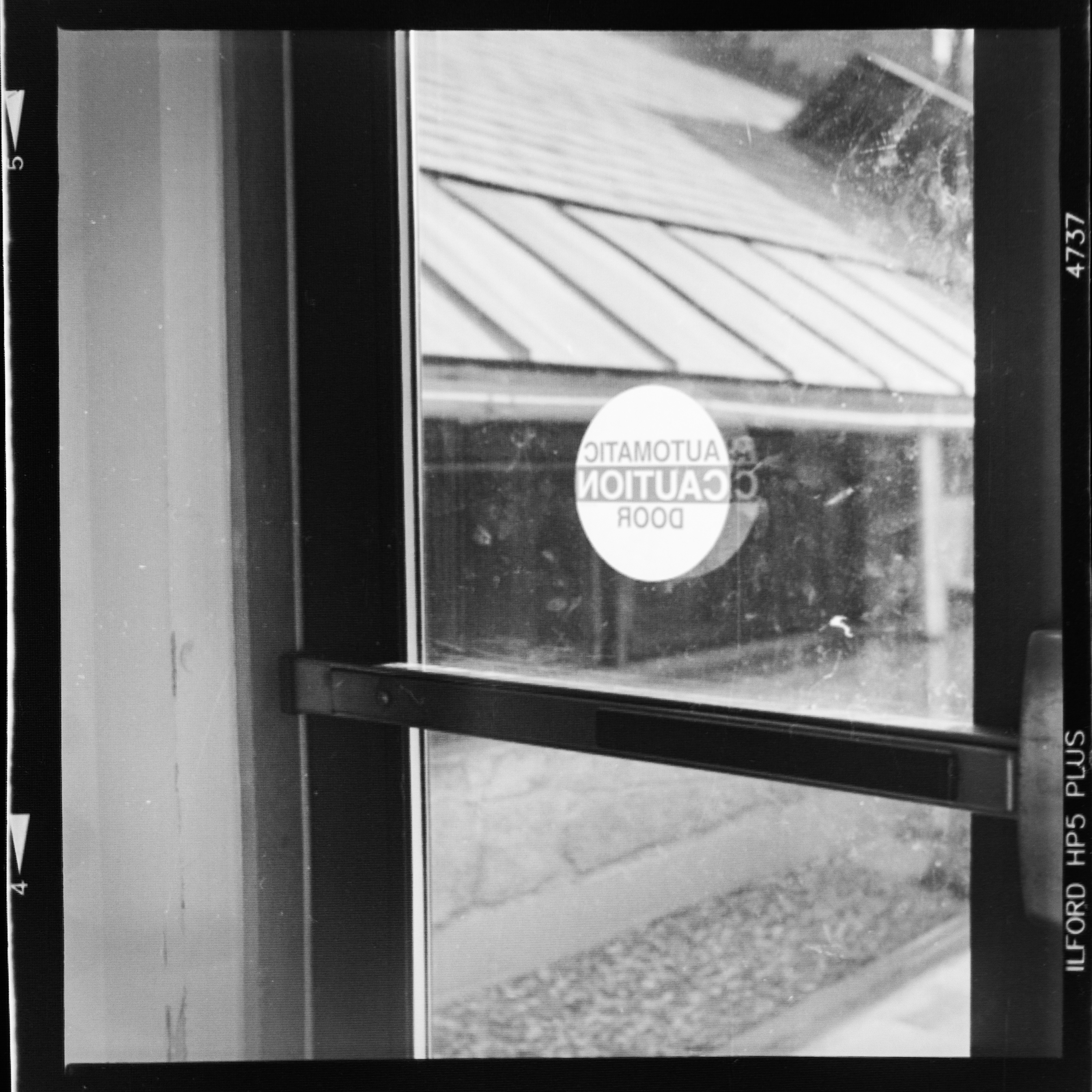 Una foto en blanco y negro de una ventana con un letrero