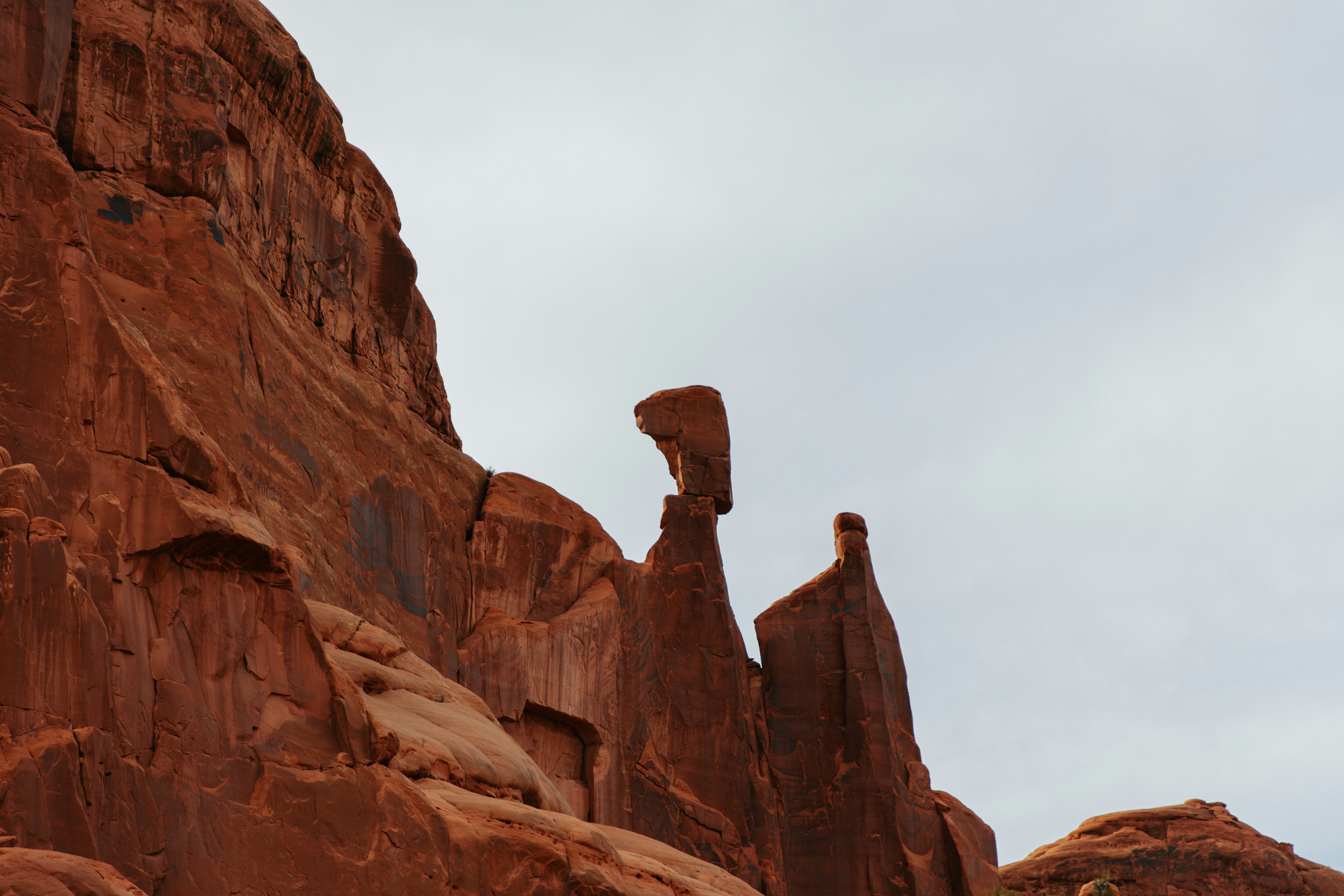 空を背景にした砂漠の大きな岩層