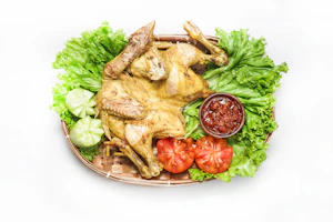 A plate of food with chicken, lettuce and tomatoes