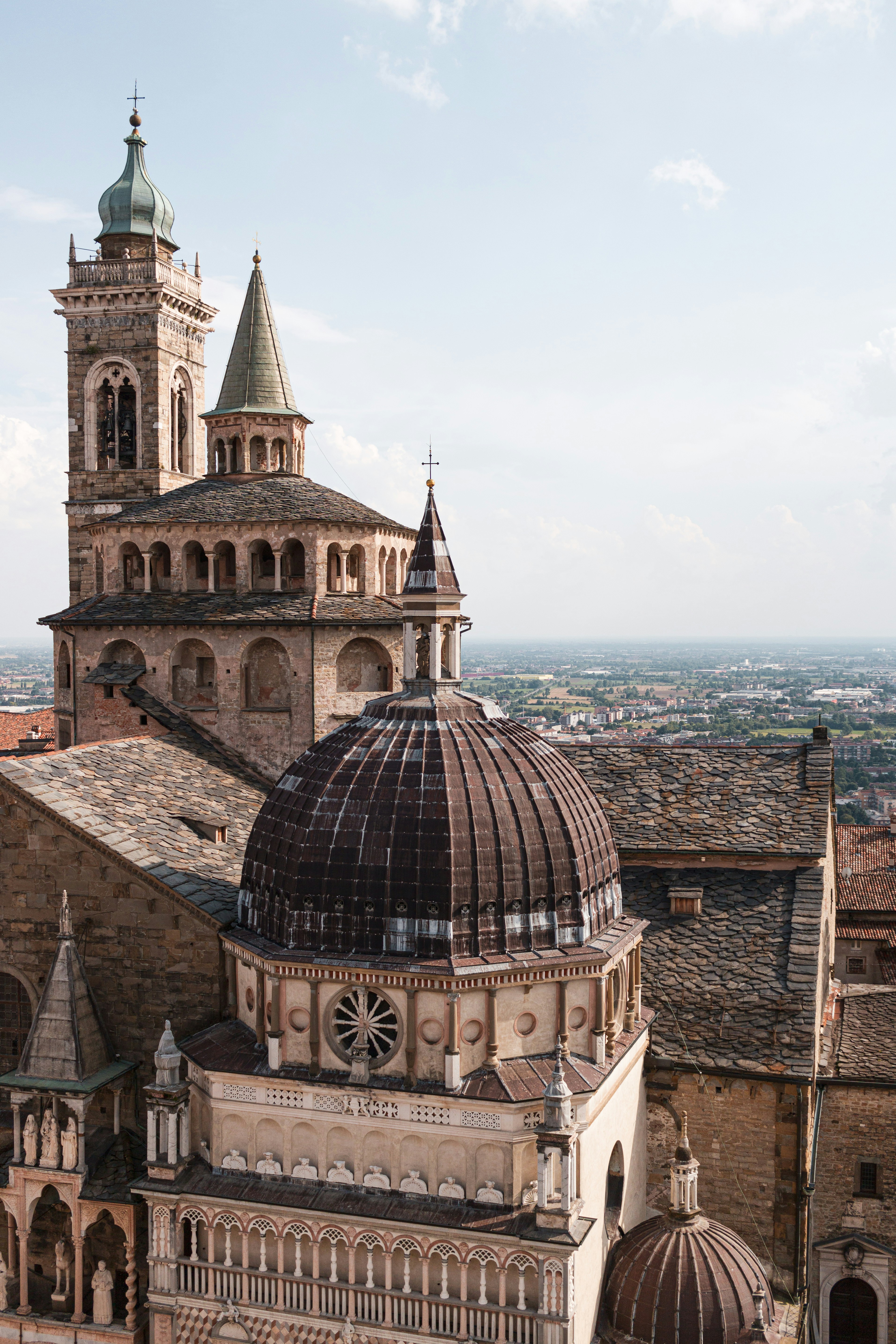 Un grande edificio con una grande cupola in cima
