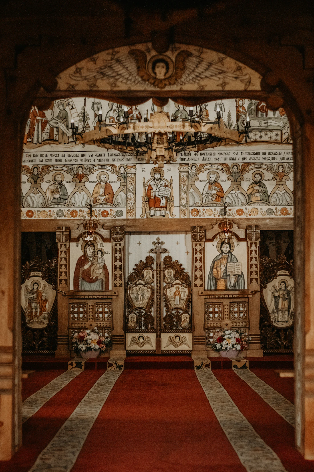 Intérieur peint d’une église en bois