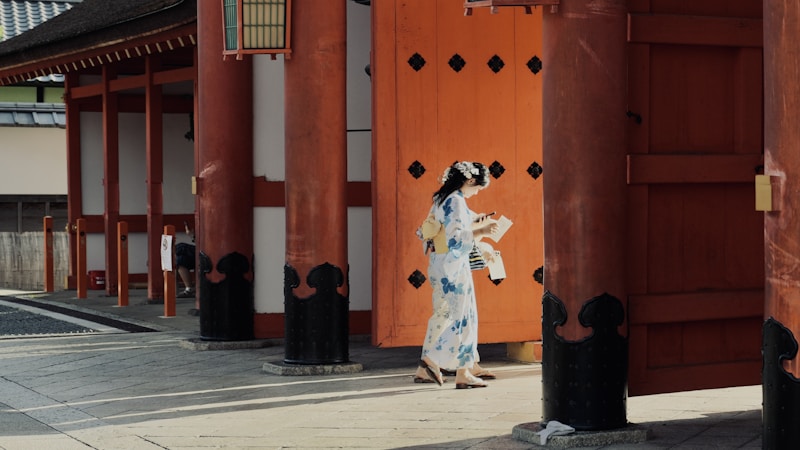 Playful Osaka beauty in urban scene