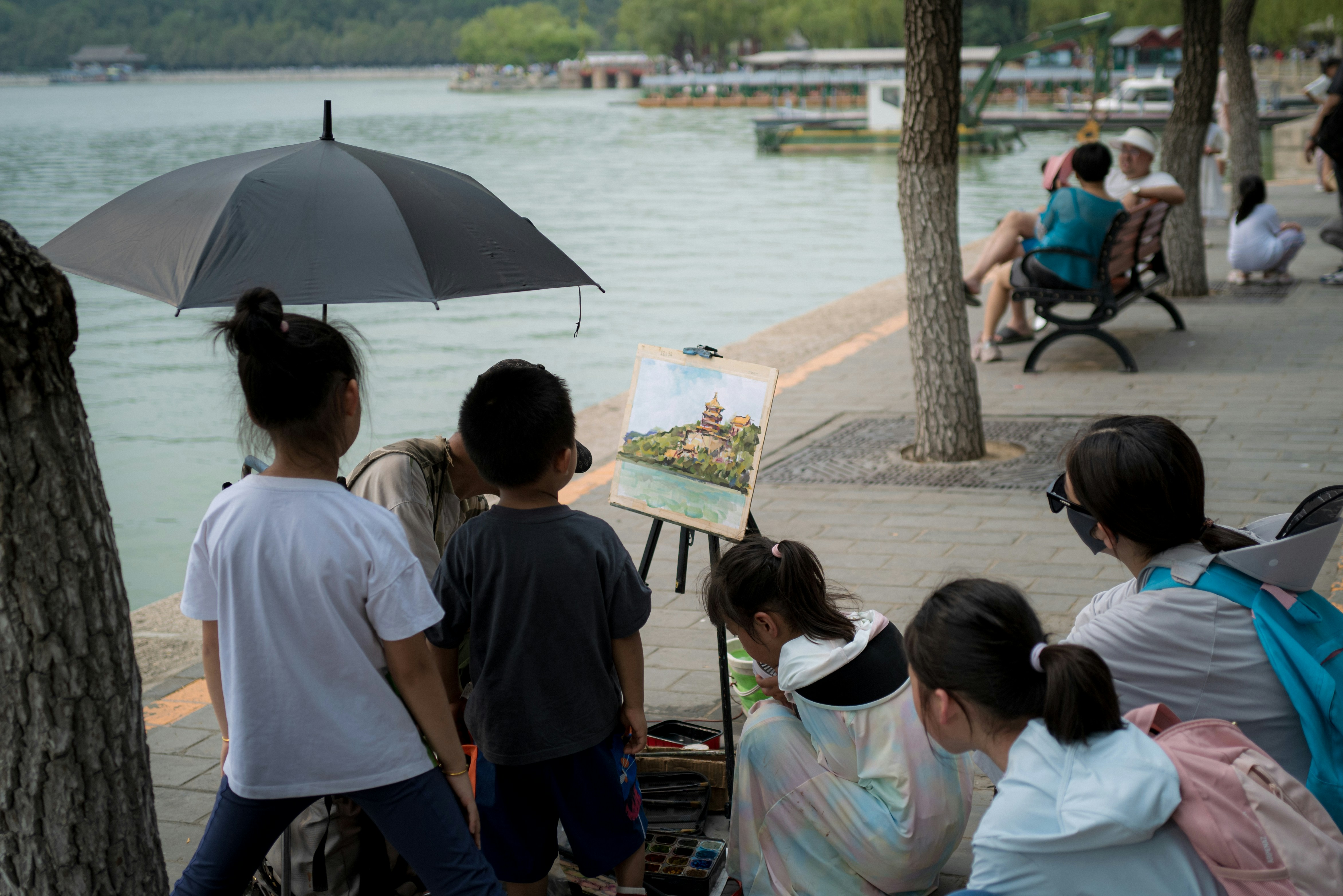 Eine Gruppe von Menschen, die neben einem Gewässer stehen