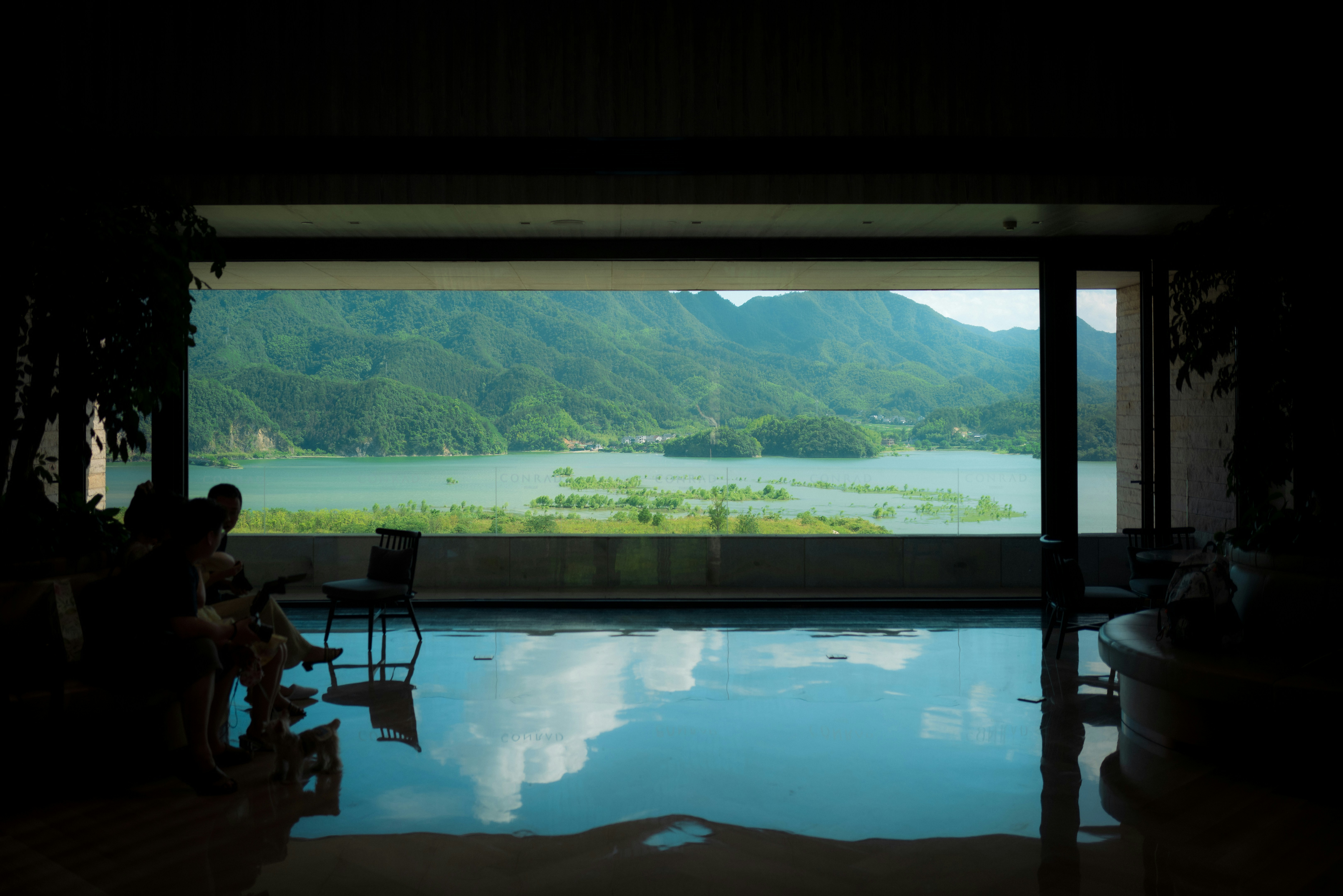 Ein Zimmer mit Pool und Blick auf die Berge