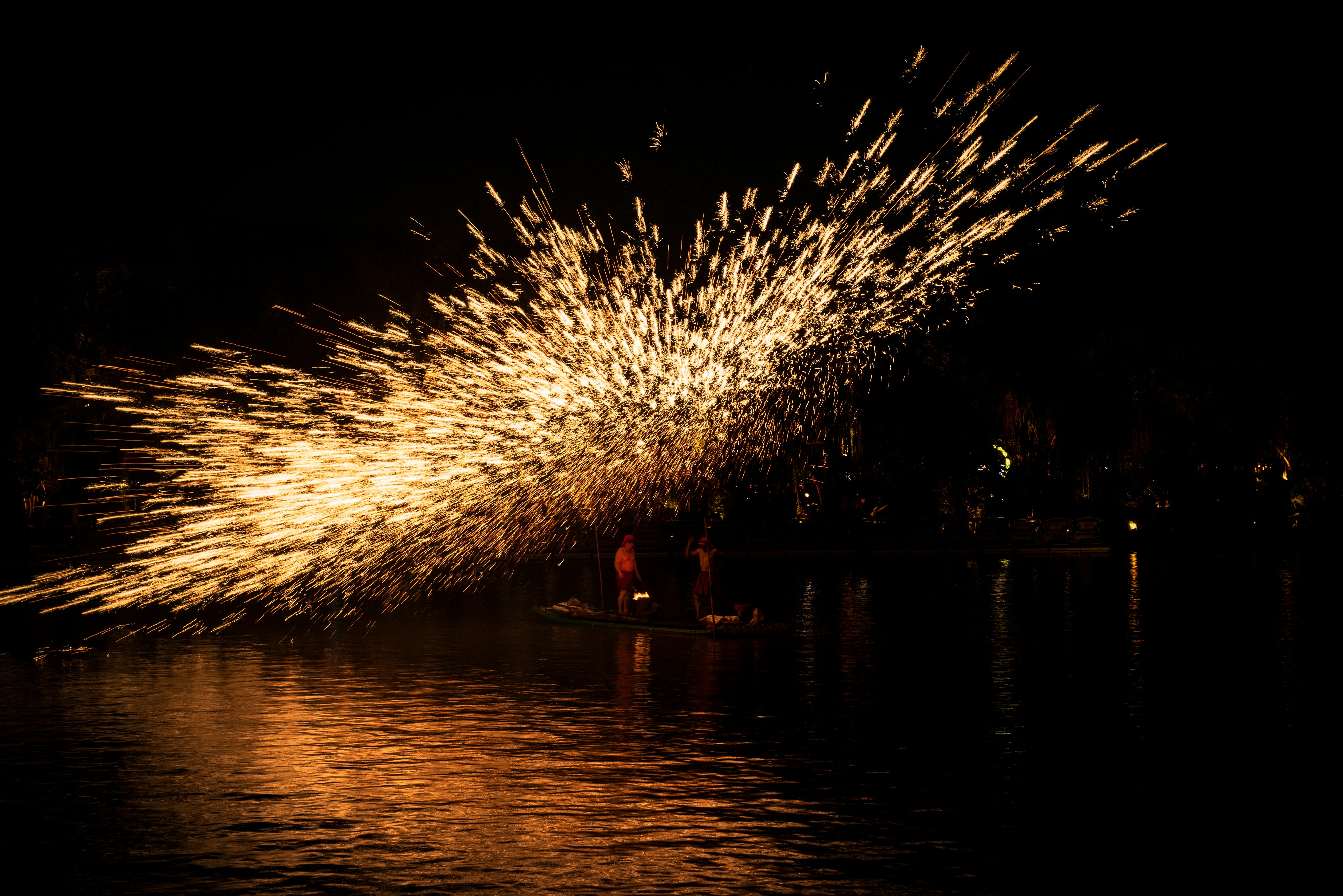 Am Nachthimmel ist ein Feuerwerk zu sehen