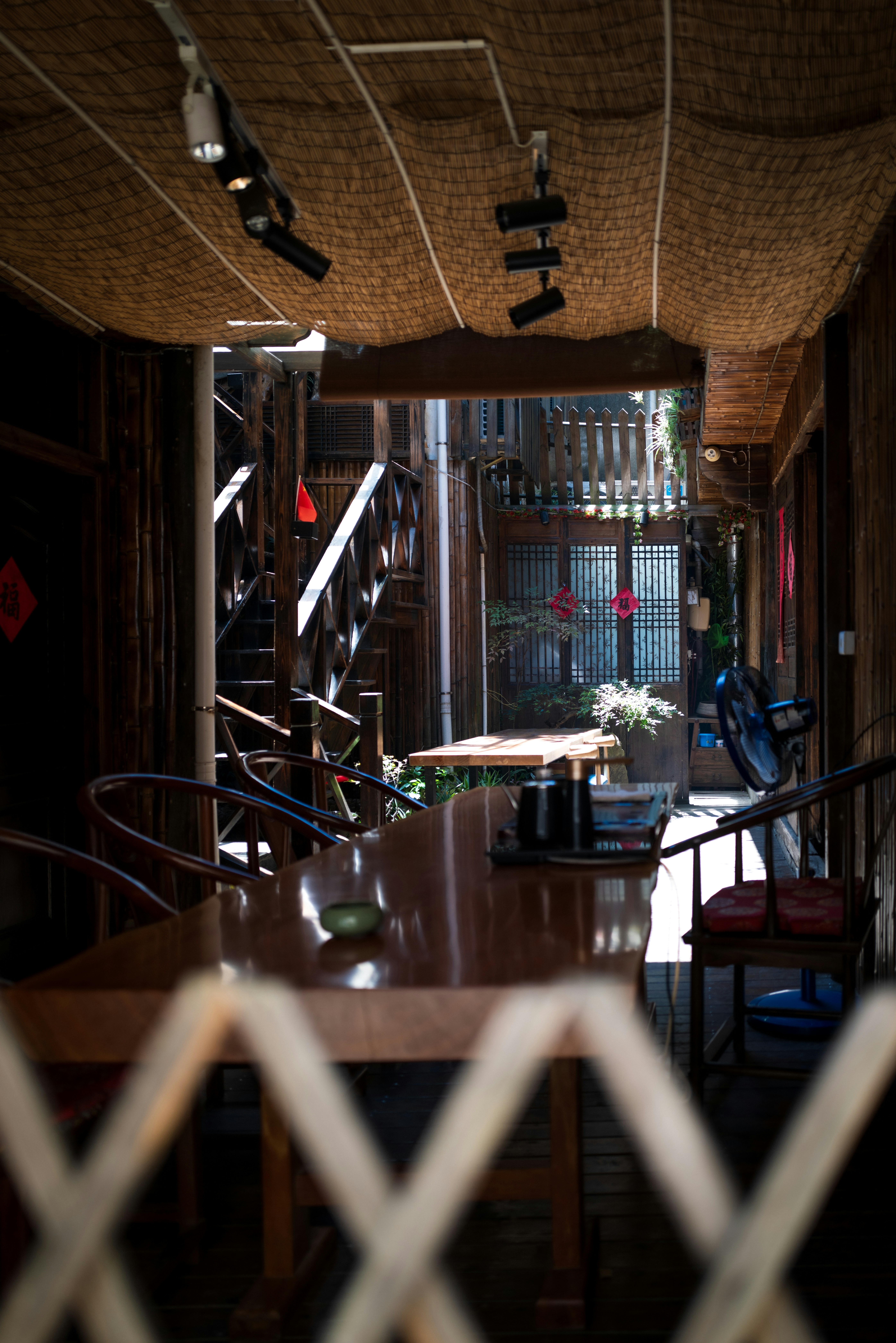 Ein Esszimmer mit einem Holztisch und Stühlen