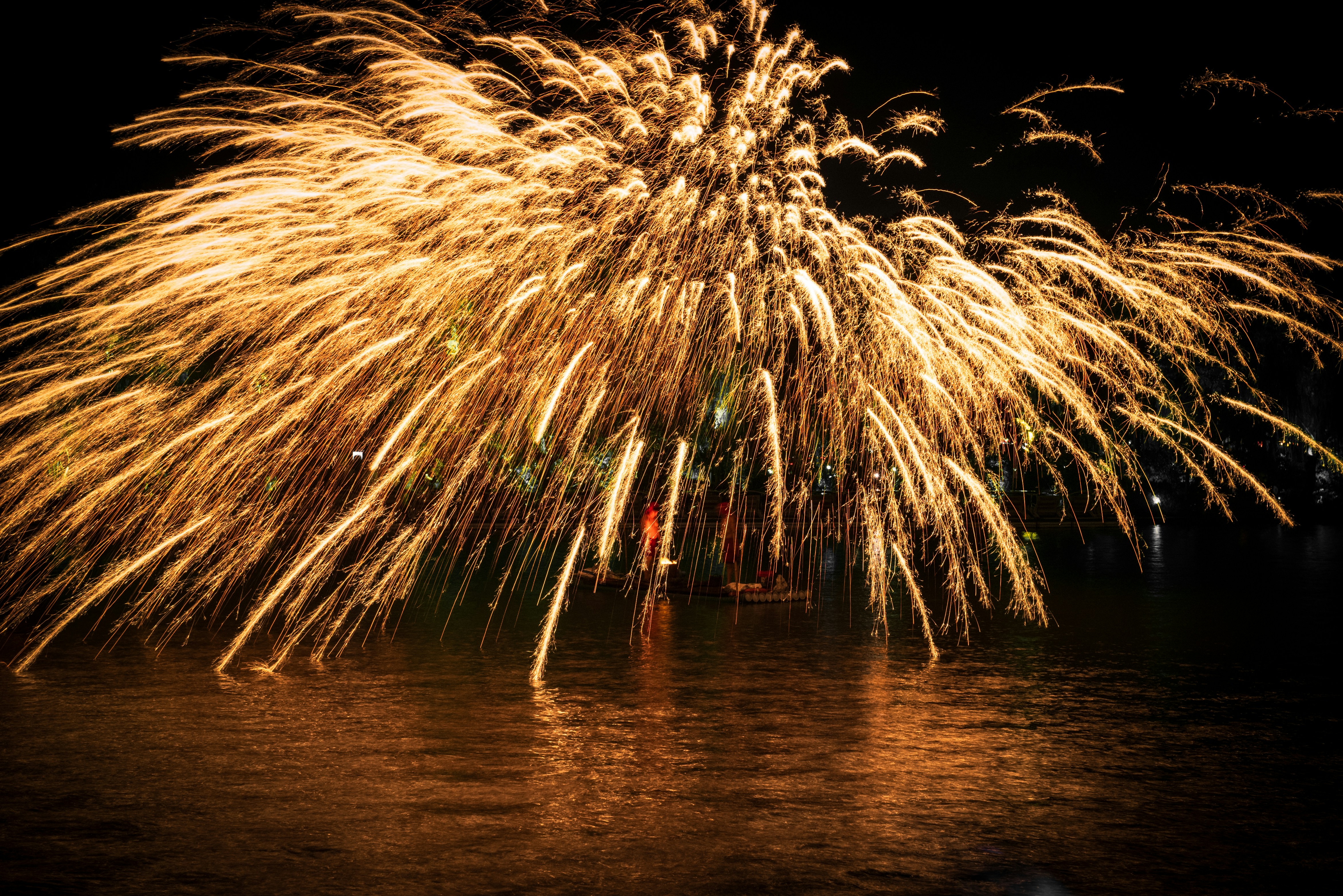 Am Nachthimmel wird ein großes Feuerwerk gezündet