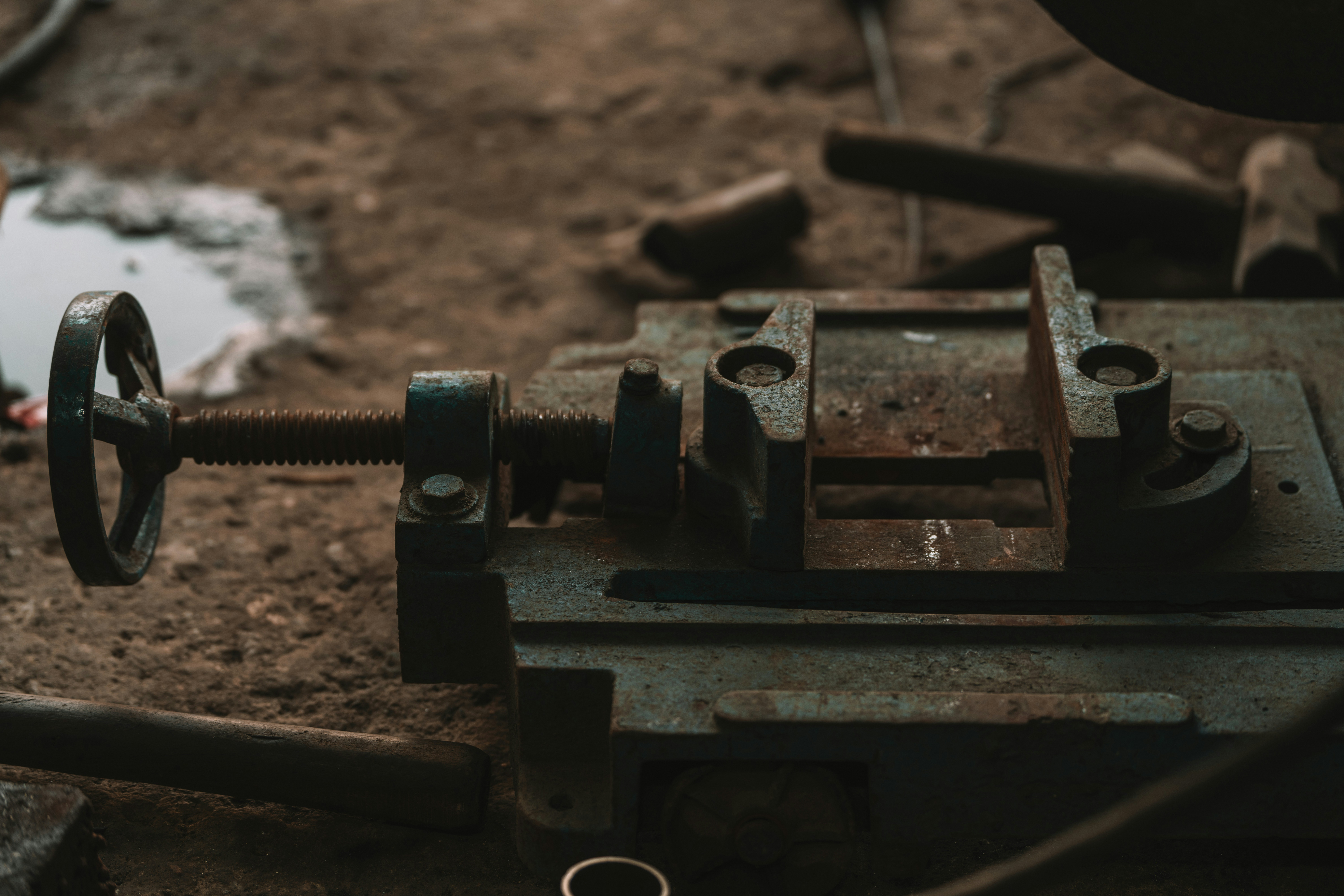 Why Some Shop Tools Last 80 Years and Others Fall Apart in 5: Cast Iron vs. Fabricated Steel Explained