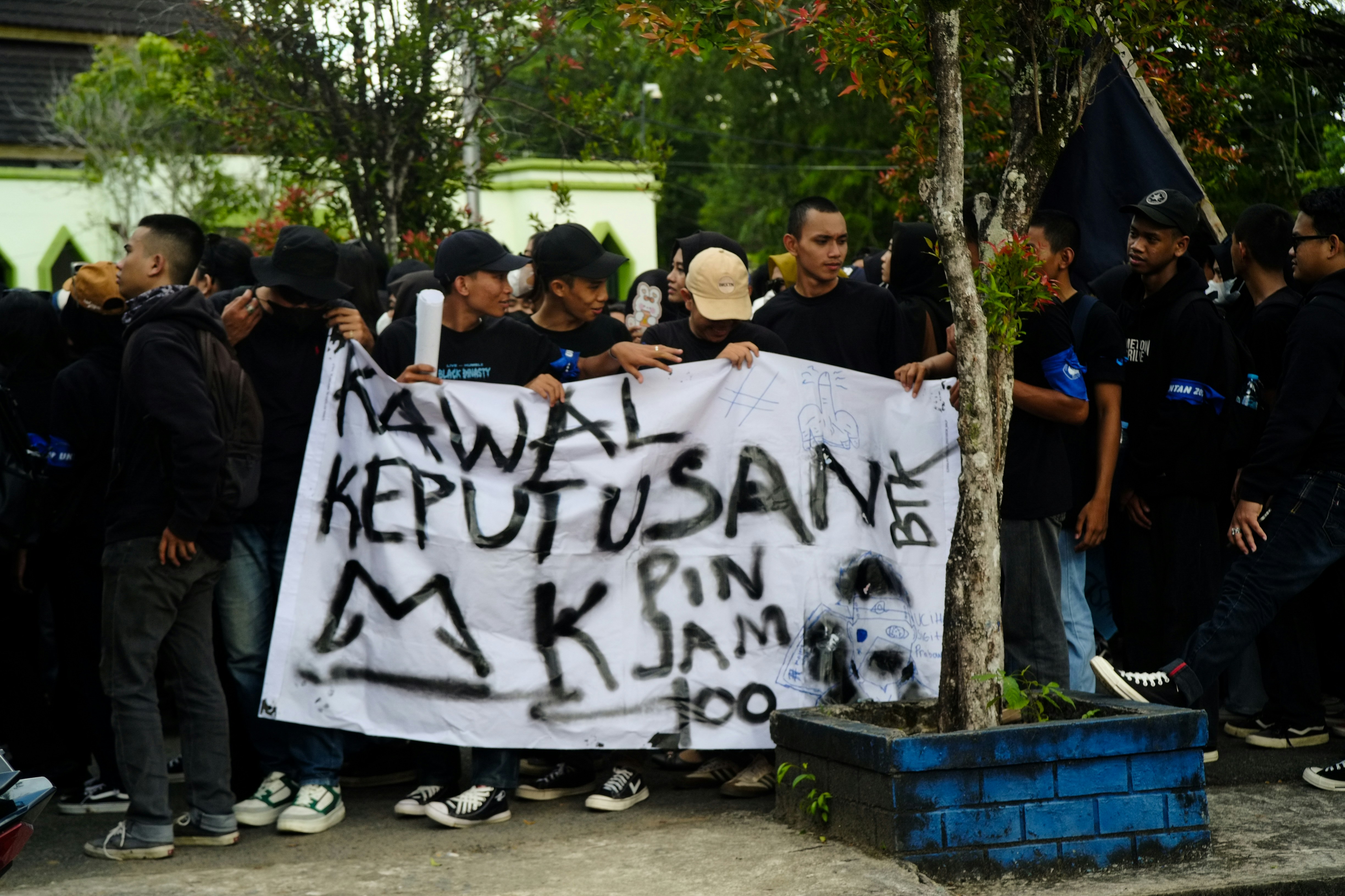 photo-1727414551915-52b1c28df0c3?ixid=M3wxMjA3fDB8MXxzZWFyY2h8MjB8fG5hbnlhbmclMjBwcml8ZW58MHx8fHwxNzg5MjE2MjM0fDA\u0026ixlib=rb-4.1.0