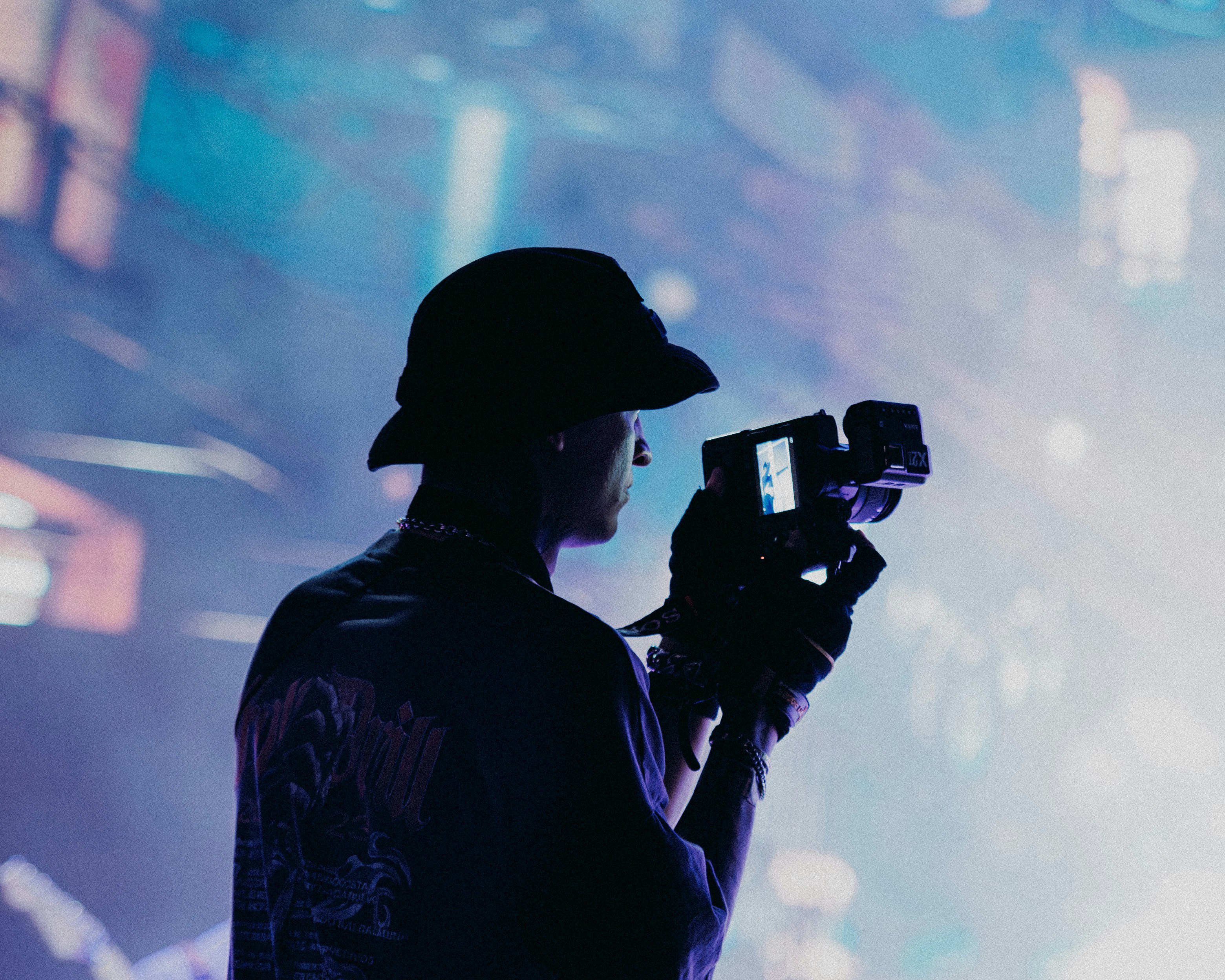 gray computer monitor