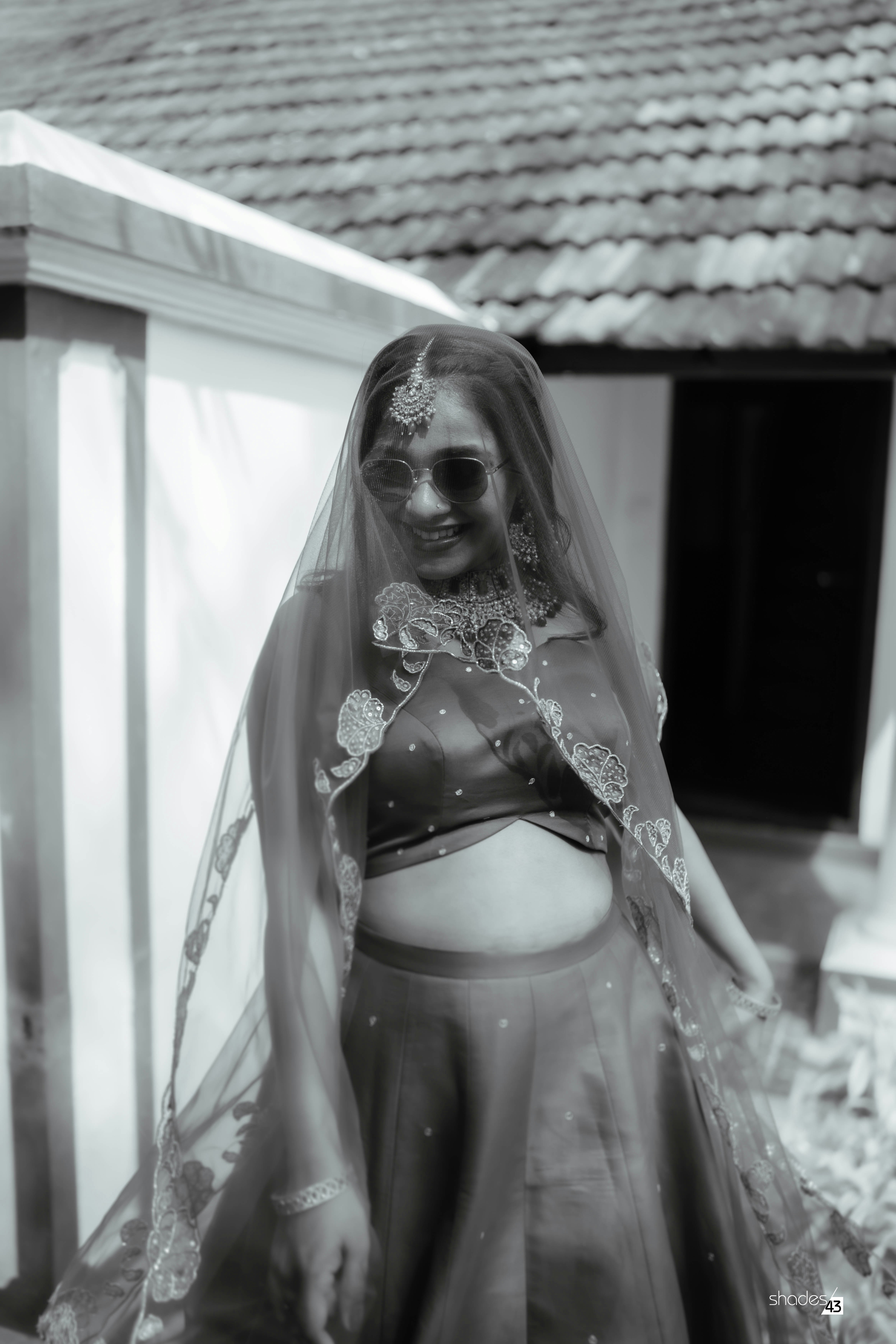 Uma mulher vestindo um véu e um vestido em uma foto em preto e branco