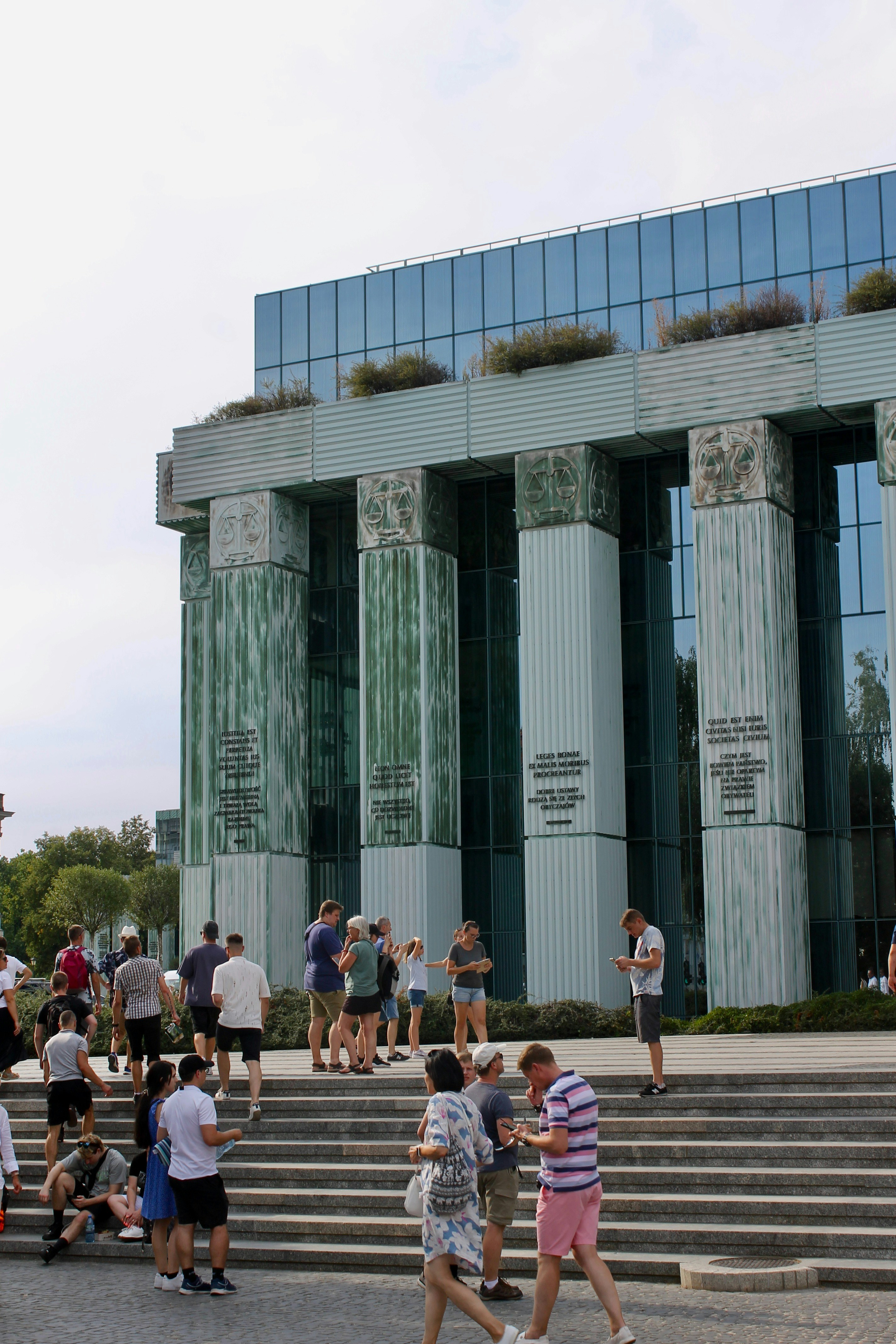 Un gruppo di persone che camminano su e giù per alcuni gradini