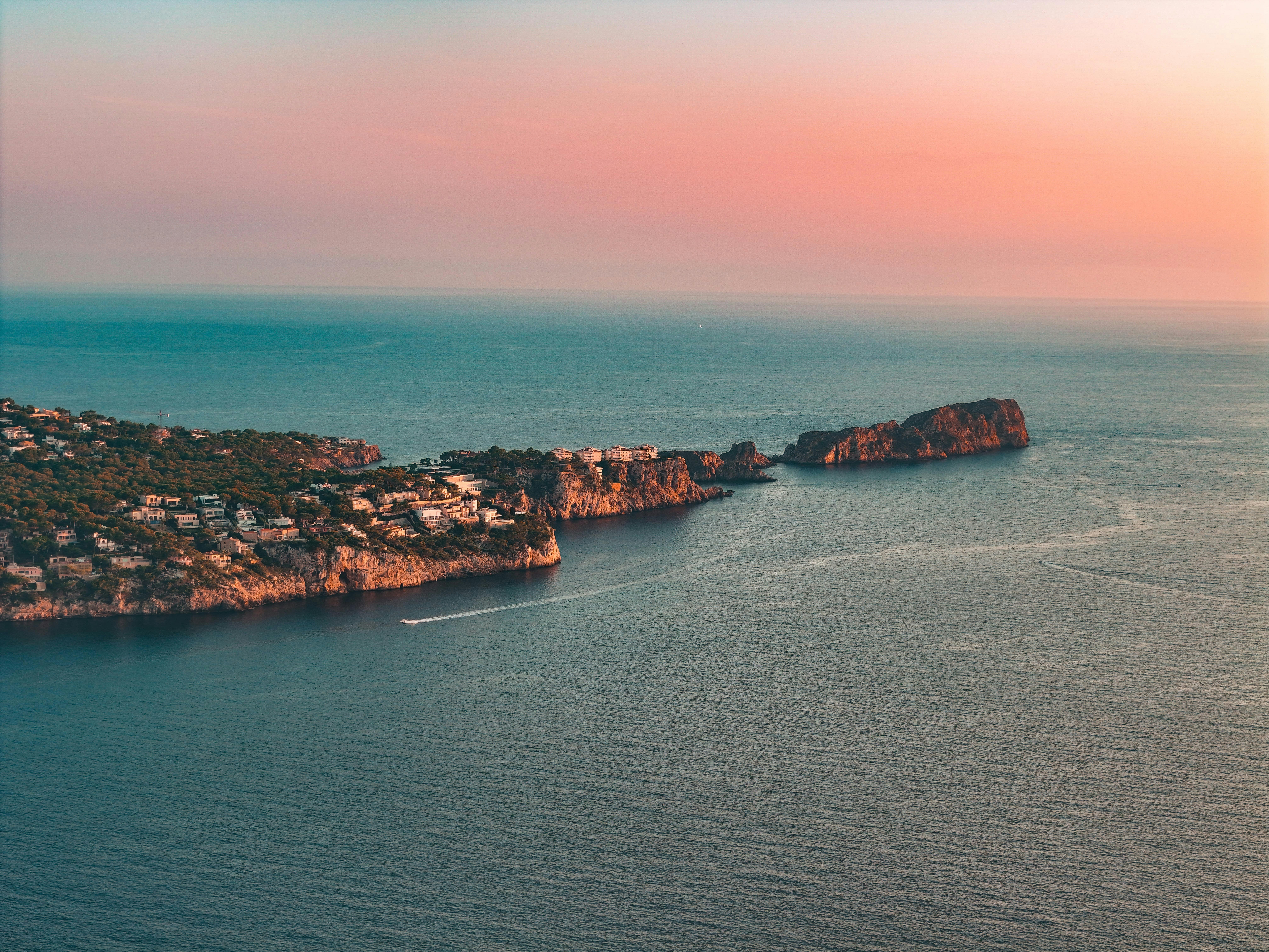 An aerial view of a small island in the middle of the ocean photo ...