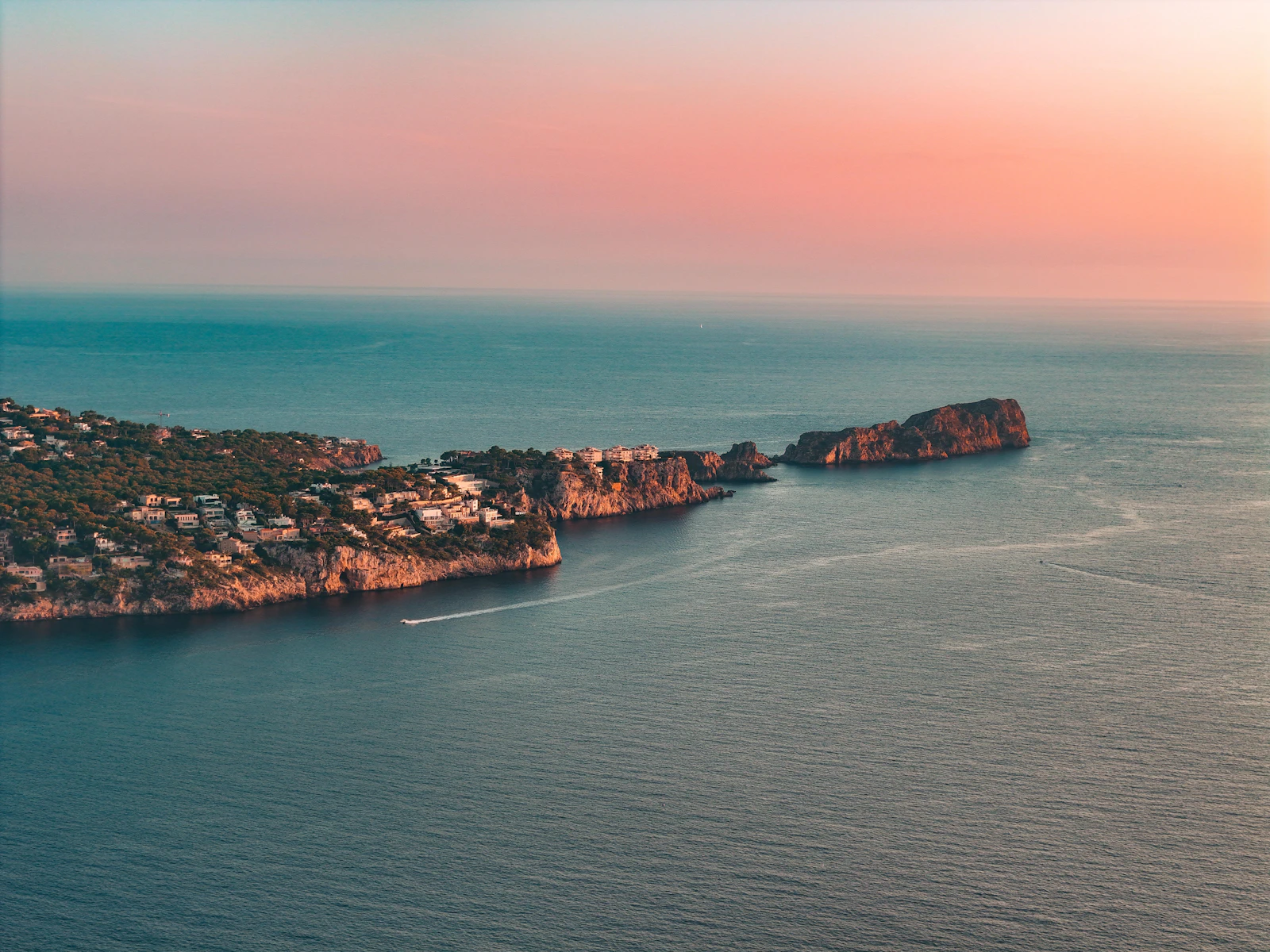 Vista aérea de la costa de Calvià al atardecer, suroeste de Mallorca — gestión de propiedades por SOLUXE