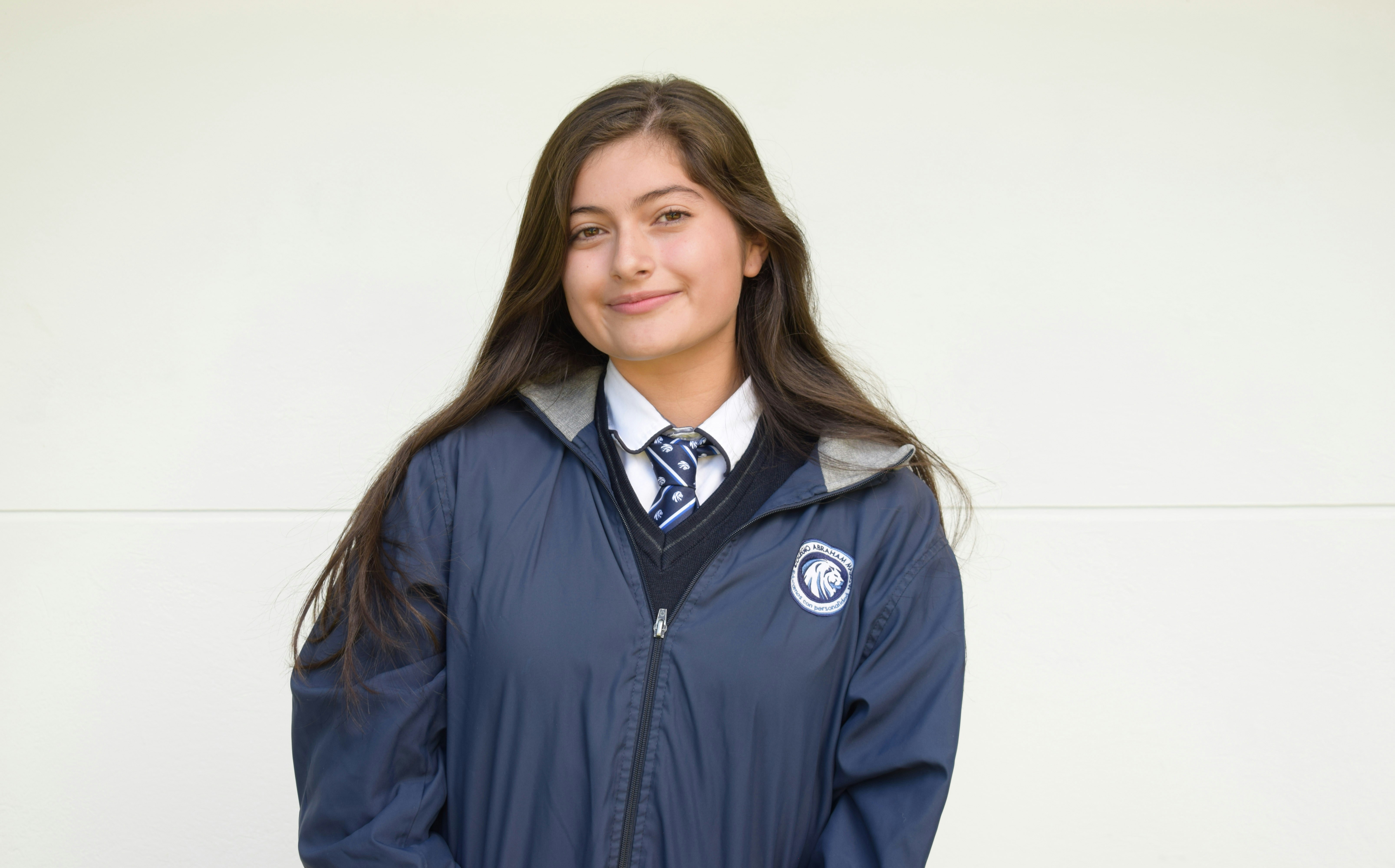 فتاة صغيرة ترتدي جاكت أزرق وربطة عنق