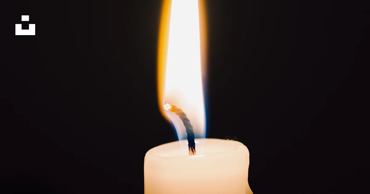 Uma vela acesa com um fundo preto foto – Imagem grátis sobre Bem-estar ...