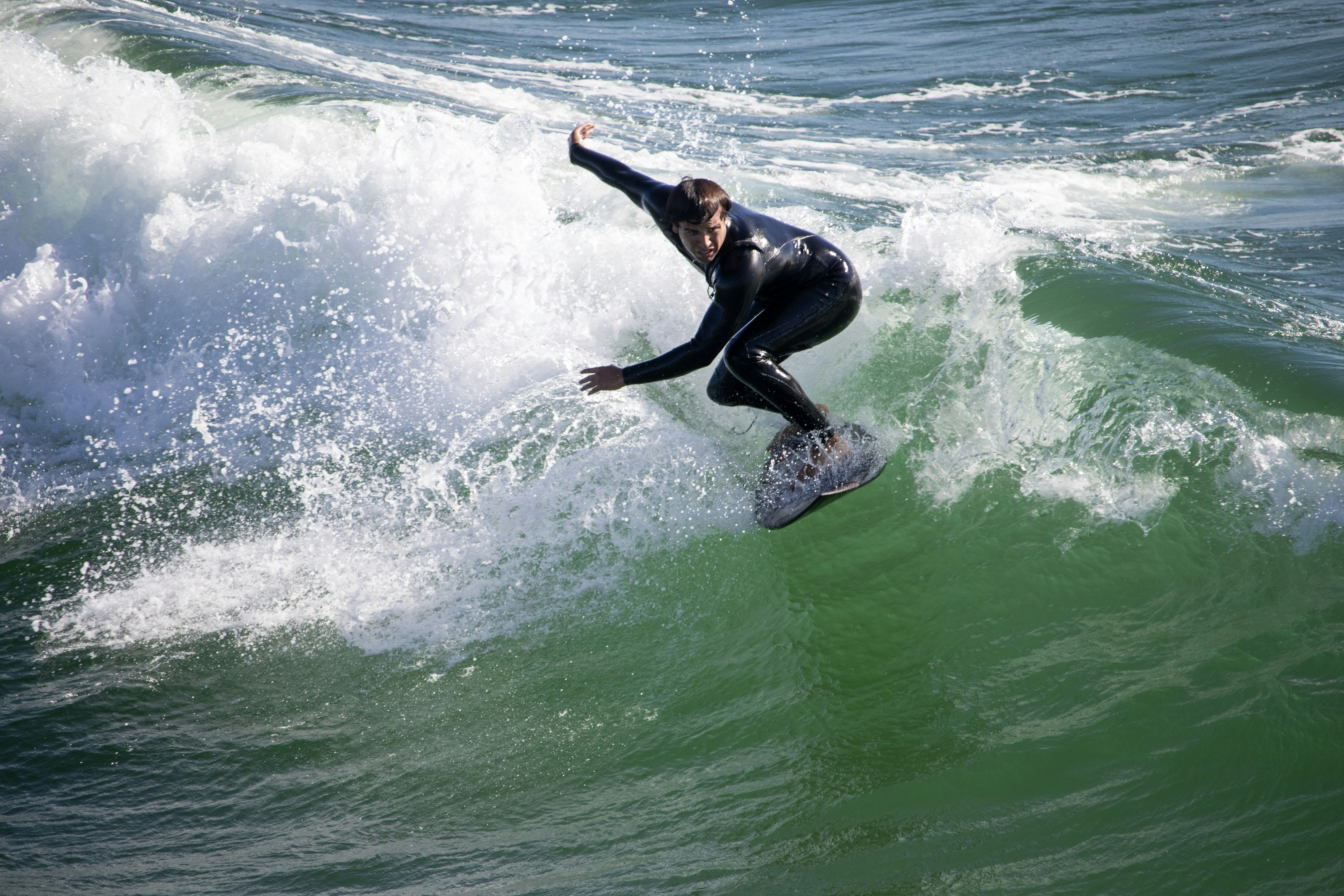 Un hombre montando una ola encima de una tabla de surf