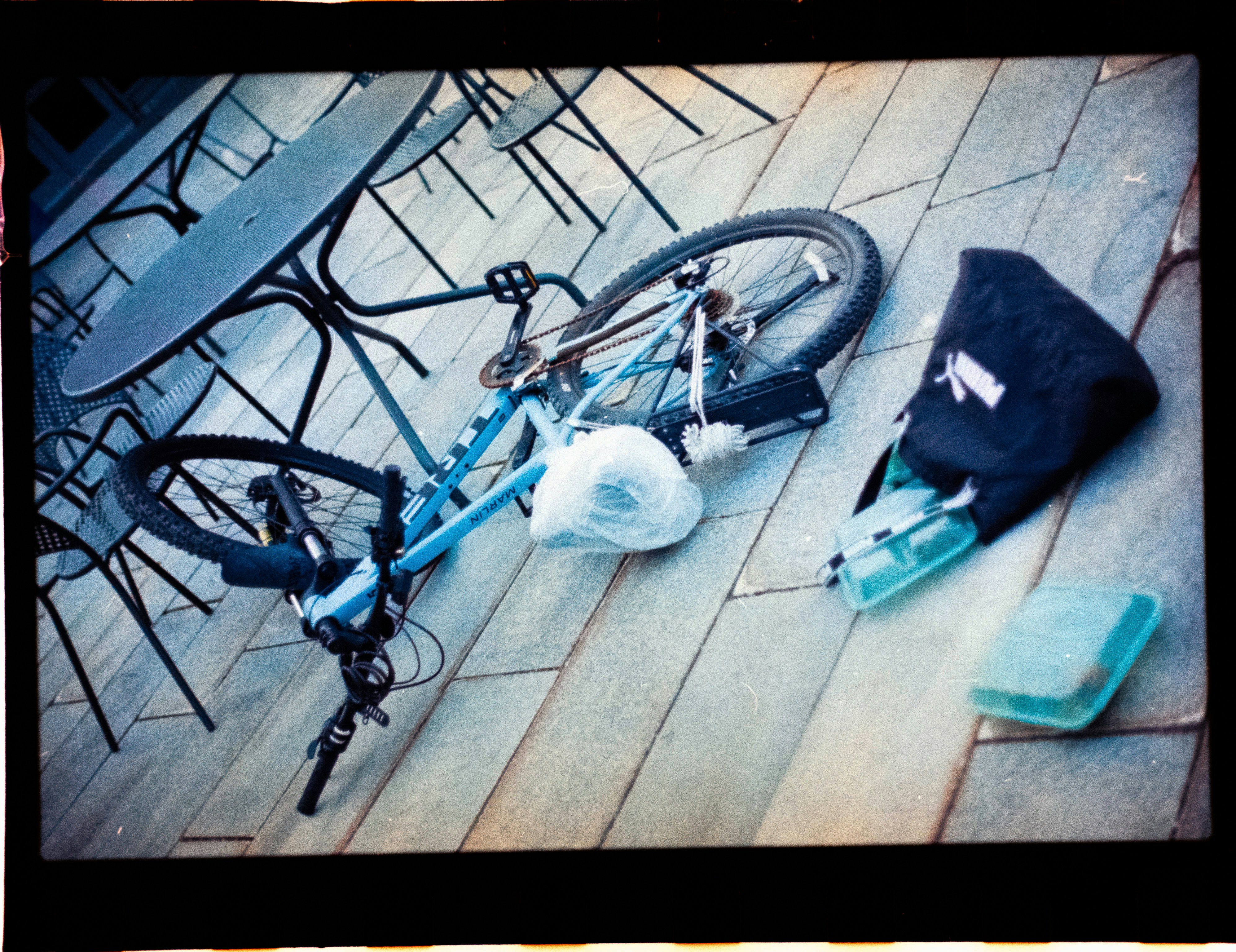Una bicicleta azul aparcada sobre un suelo de madera