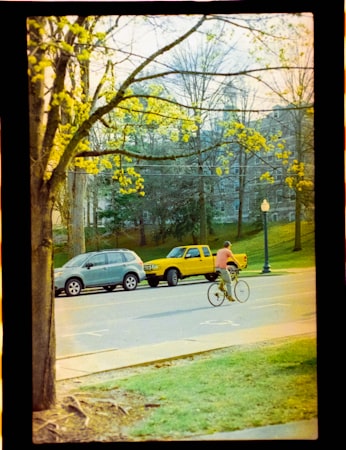 Vélo vintage dans une rue de banlieue au style rétro années 80