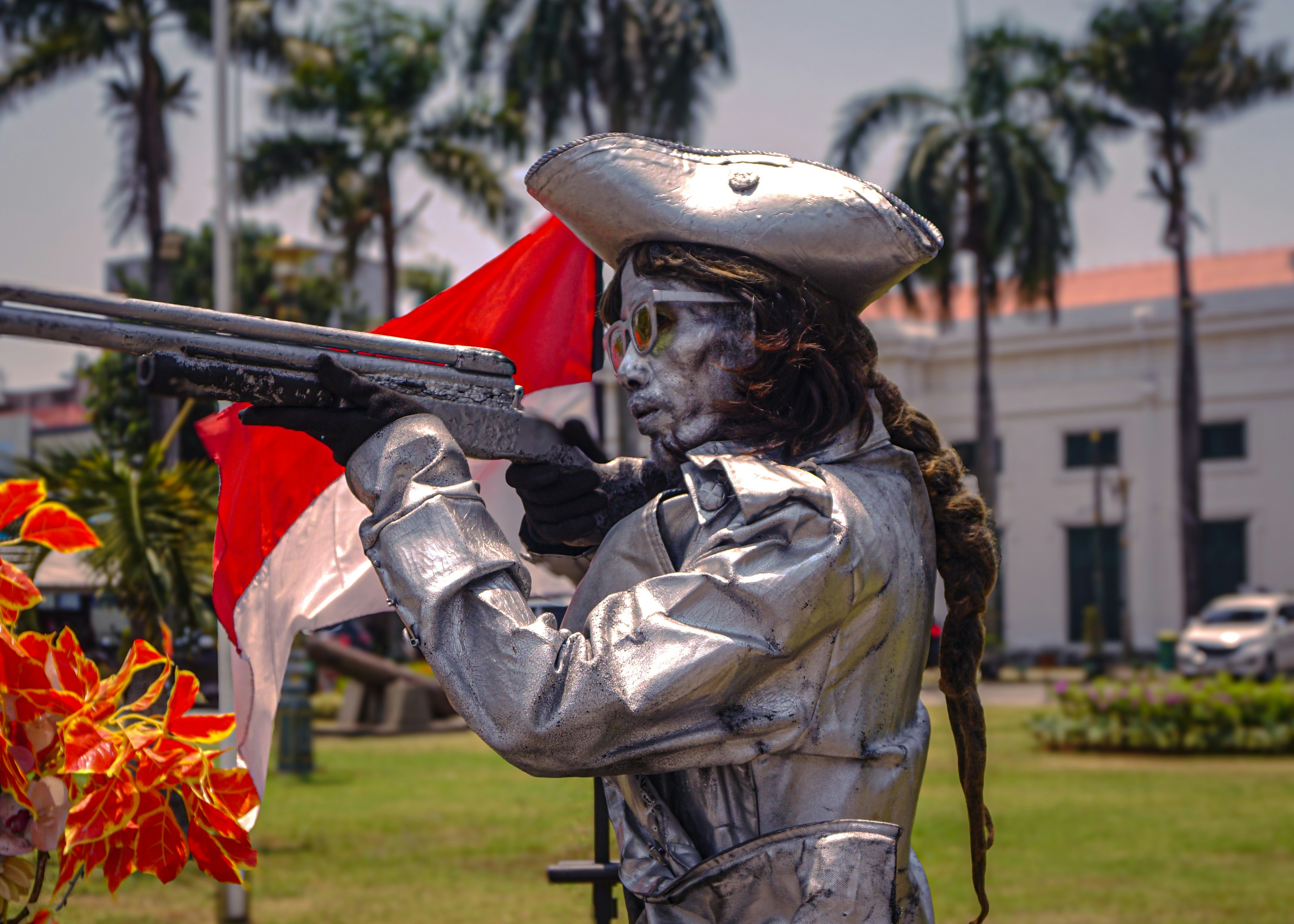 Patung seorang pria memegang pistol