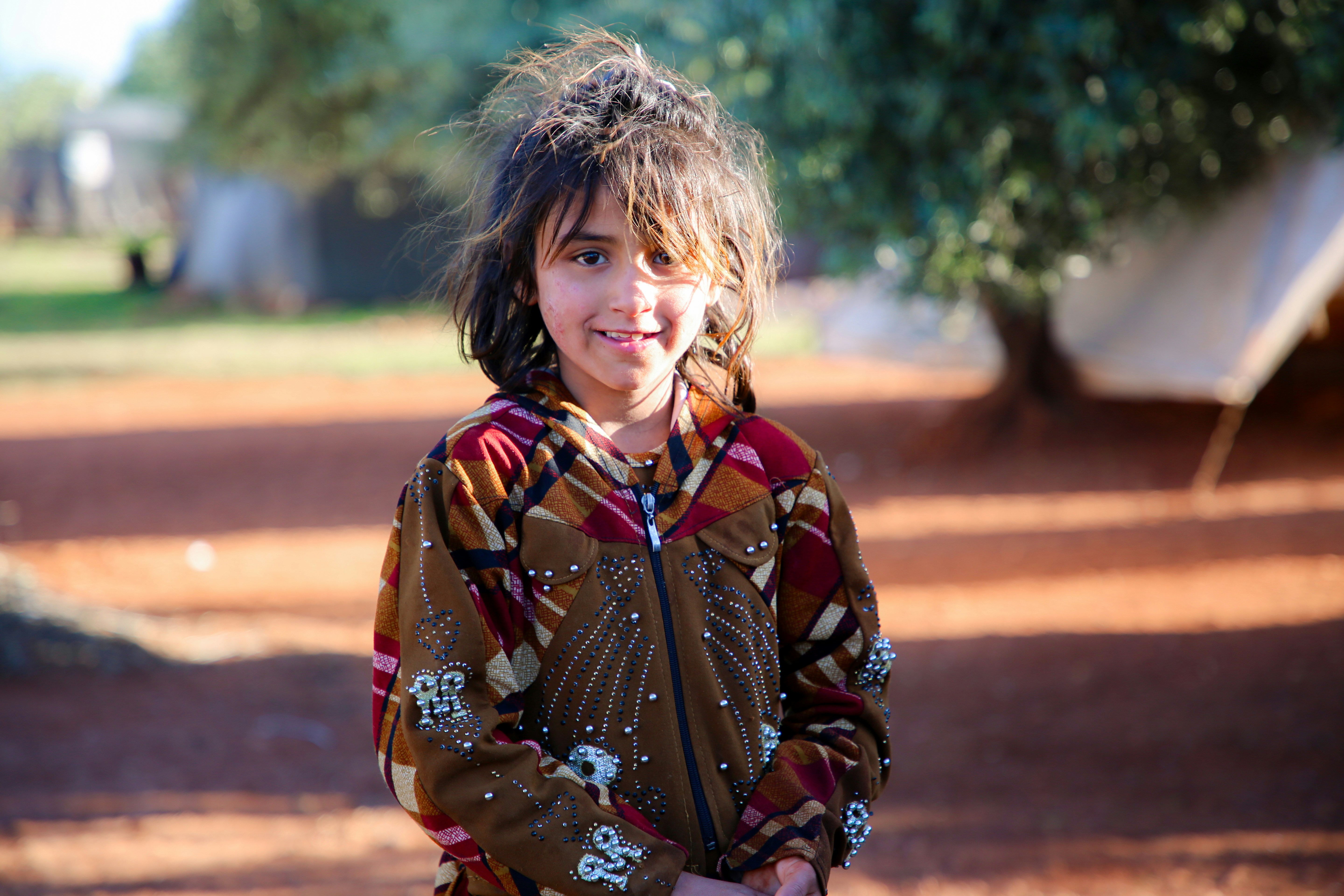 Ein kleines Mädchen steht auf einem Feldweg