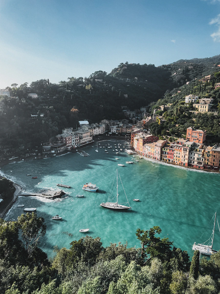 Baia di Portofino con barche all'ormeggio