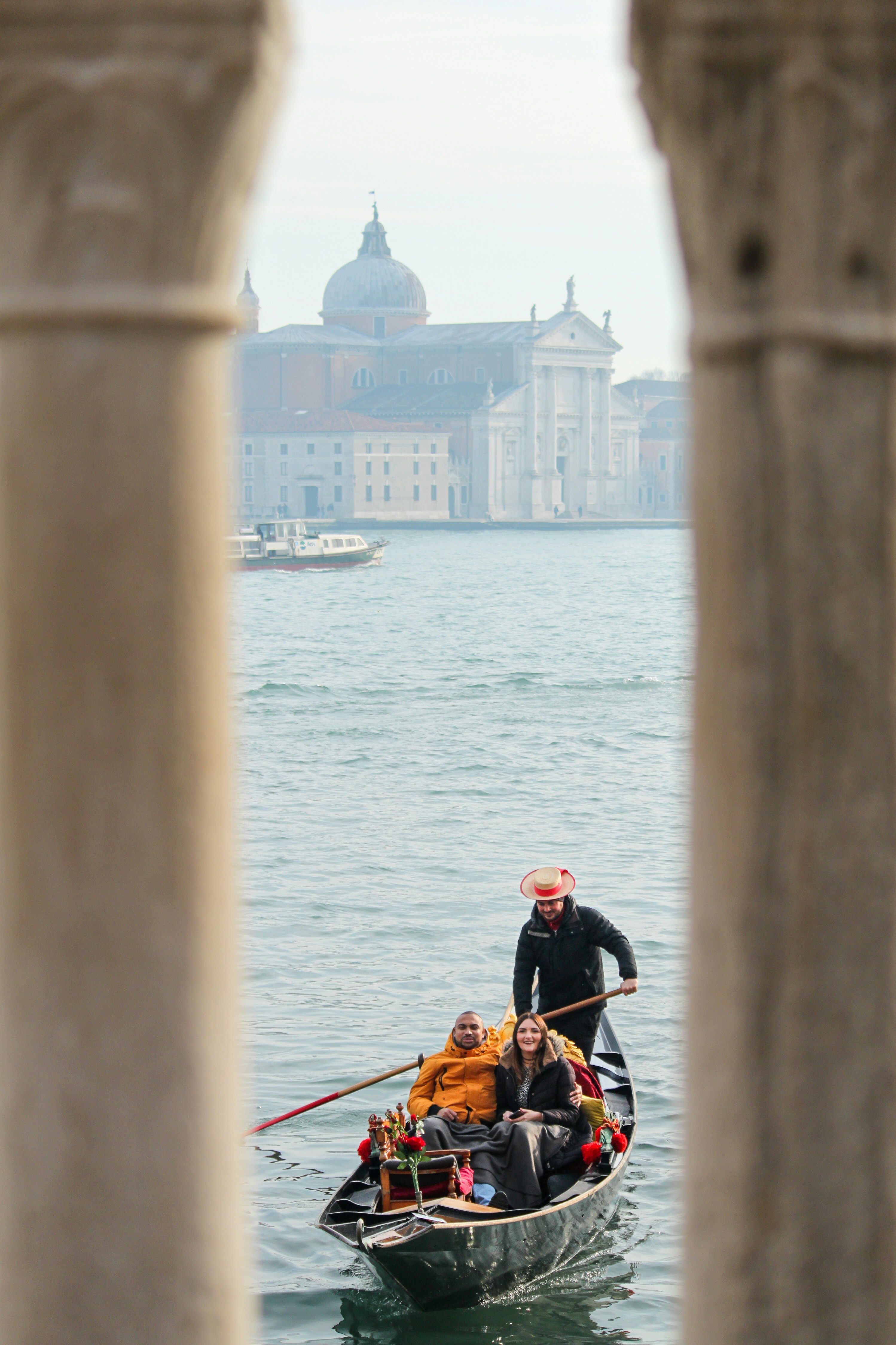 水上の小さなボートに乗った男性