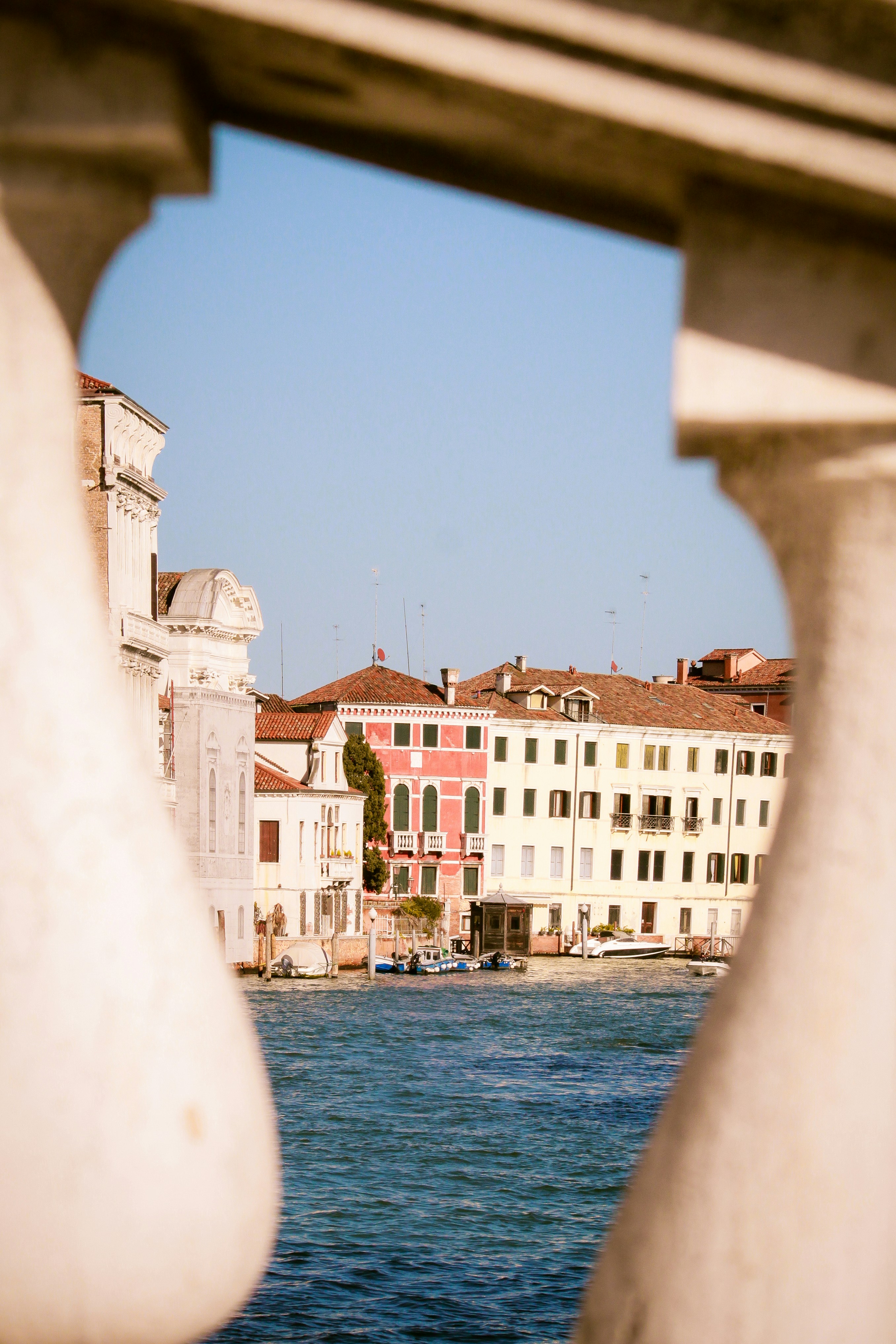 建物を背景にした水域の眺め