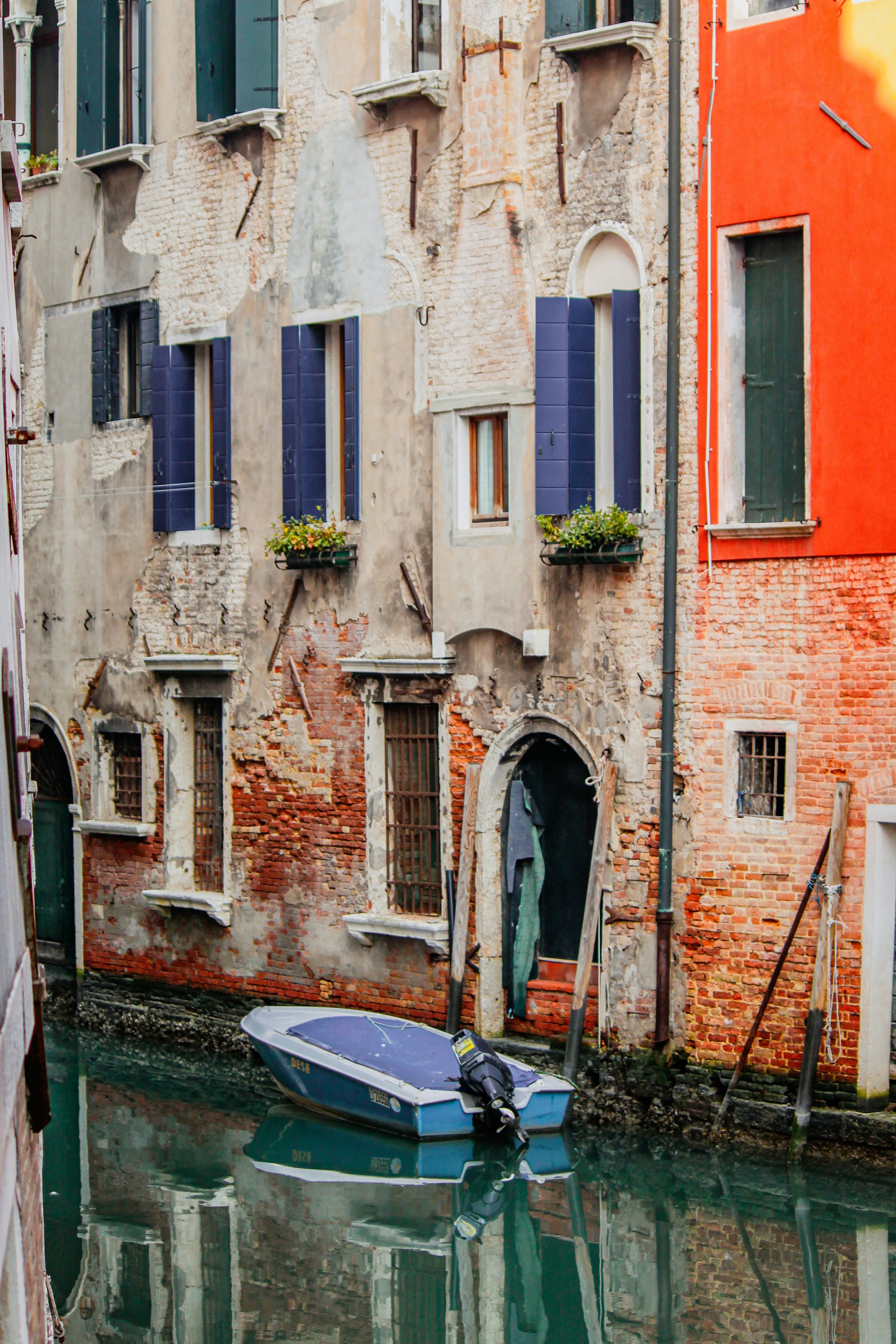 高層ビルの隣の運河に浮かぶボート