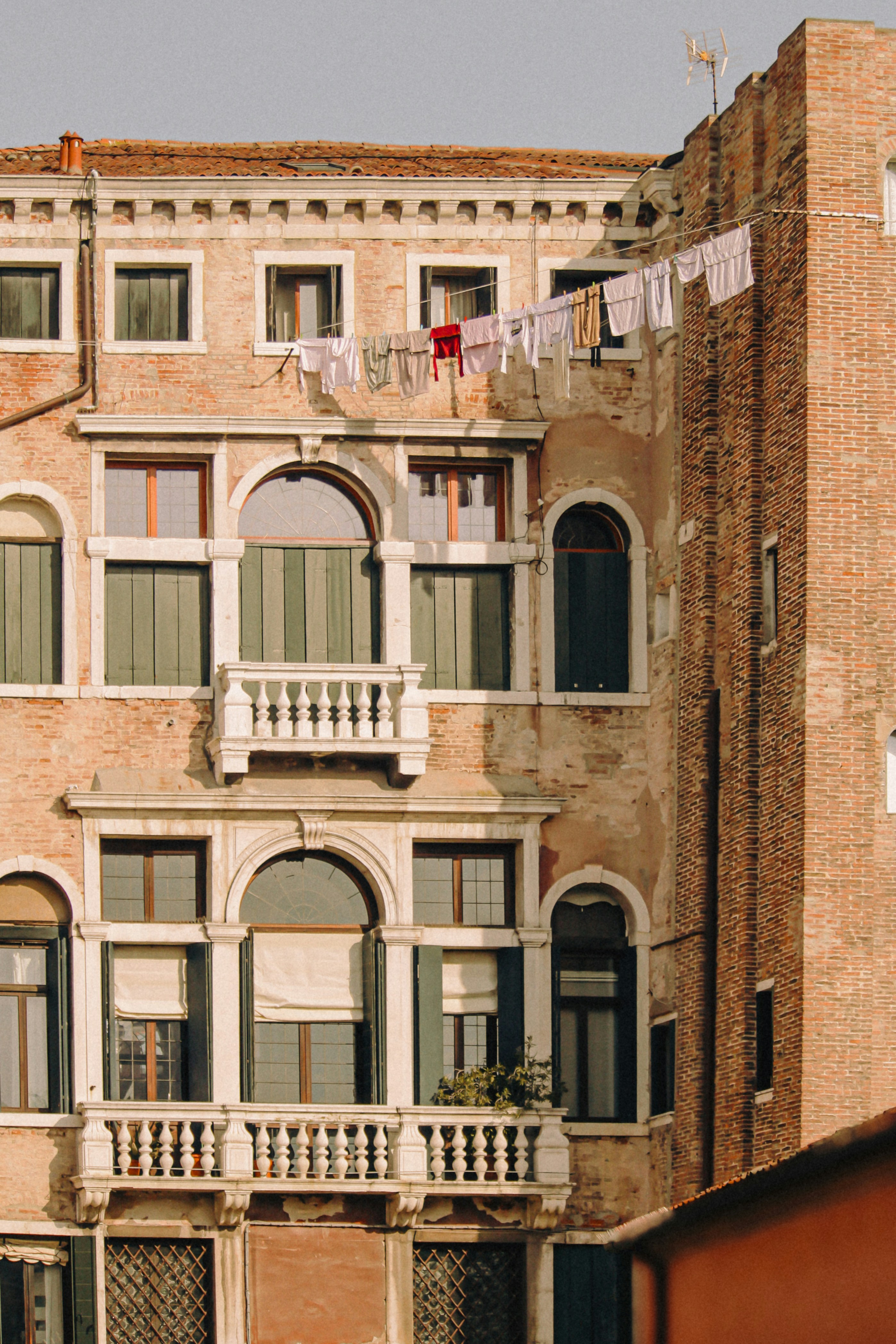 バルコニーとバルコニー付きの高層ビル