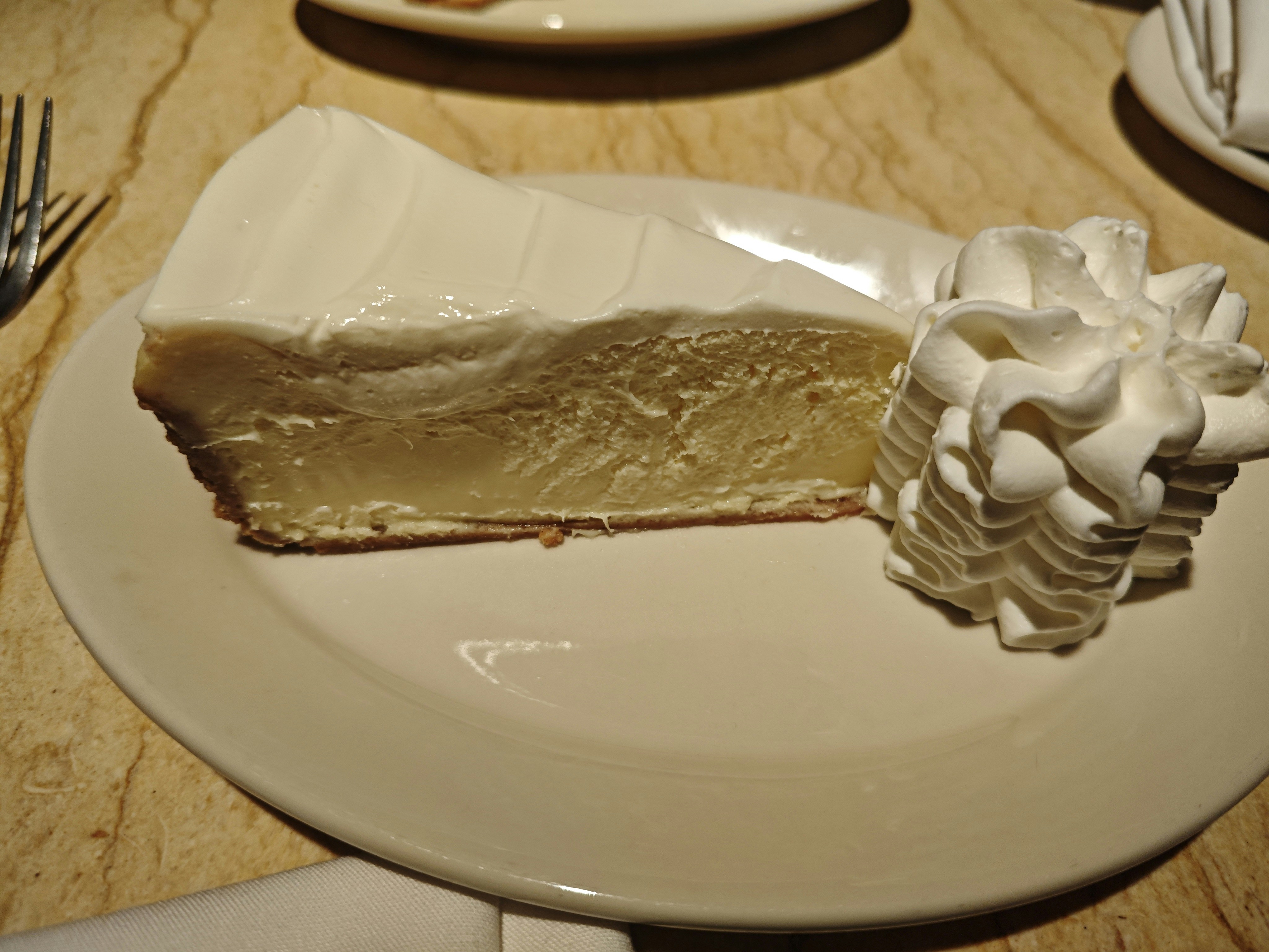 Cheesecake dilimi — kremsi beyaz cheesecake pasta