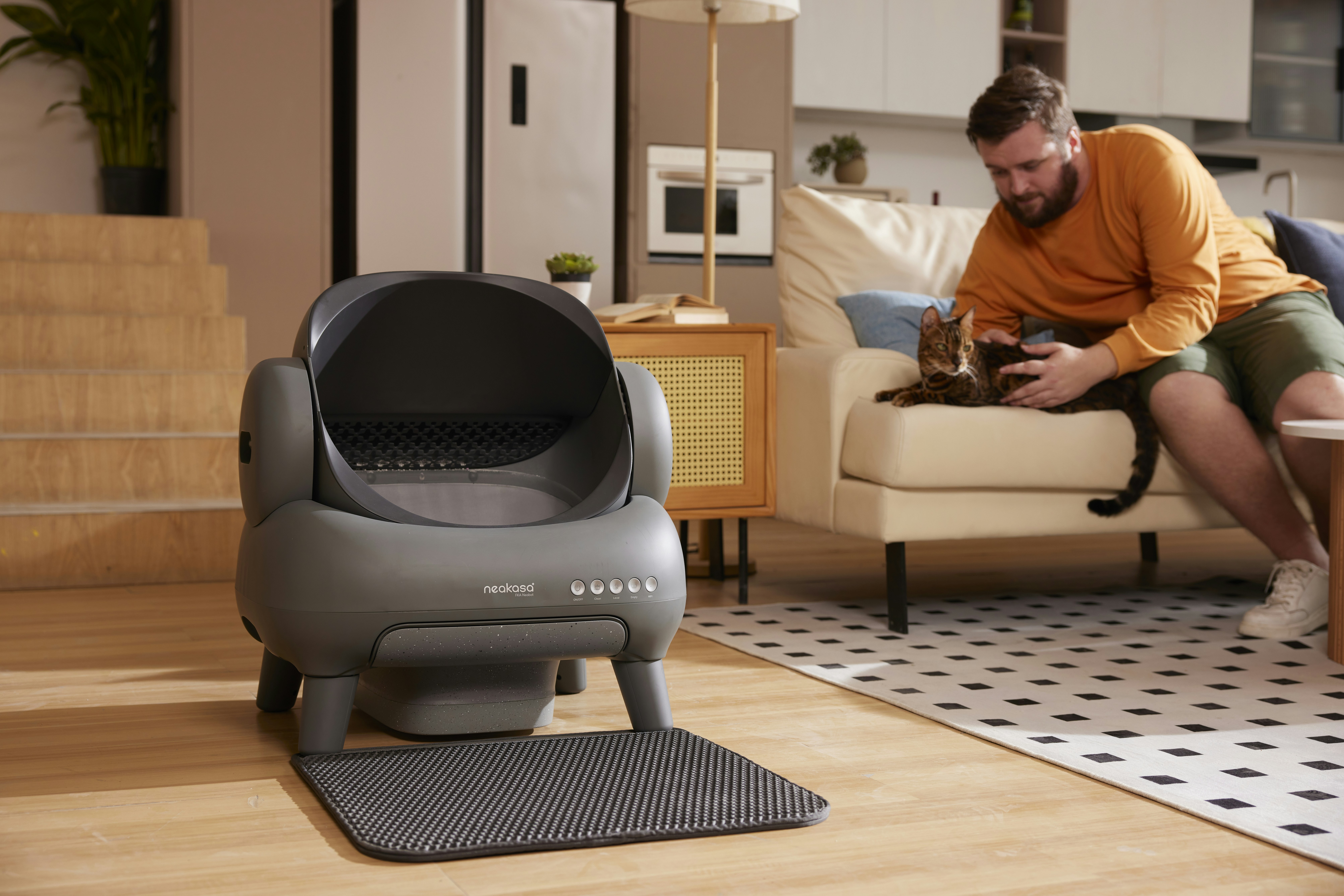 Um homem sentado em uma cadeira em uma sala de estar