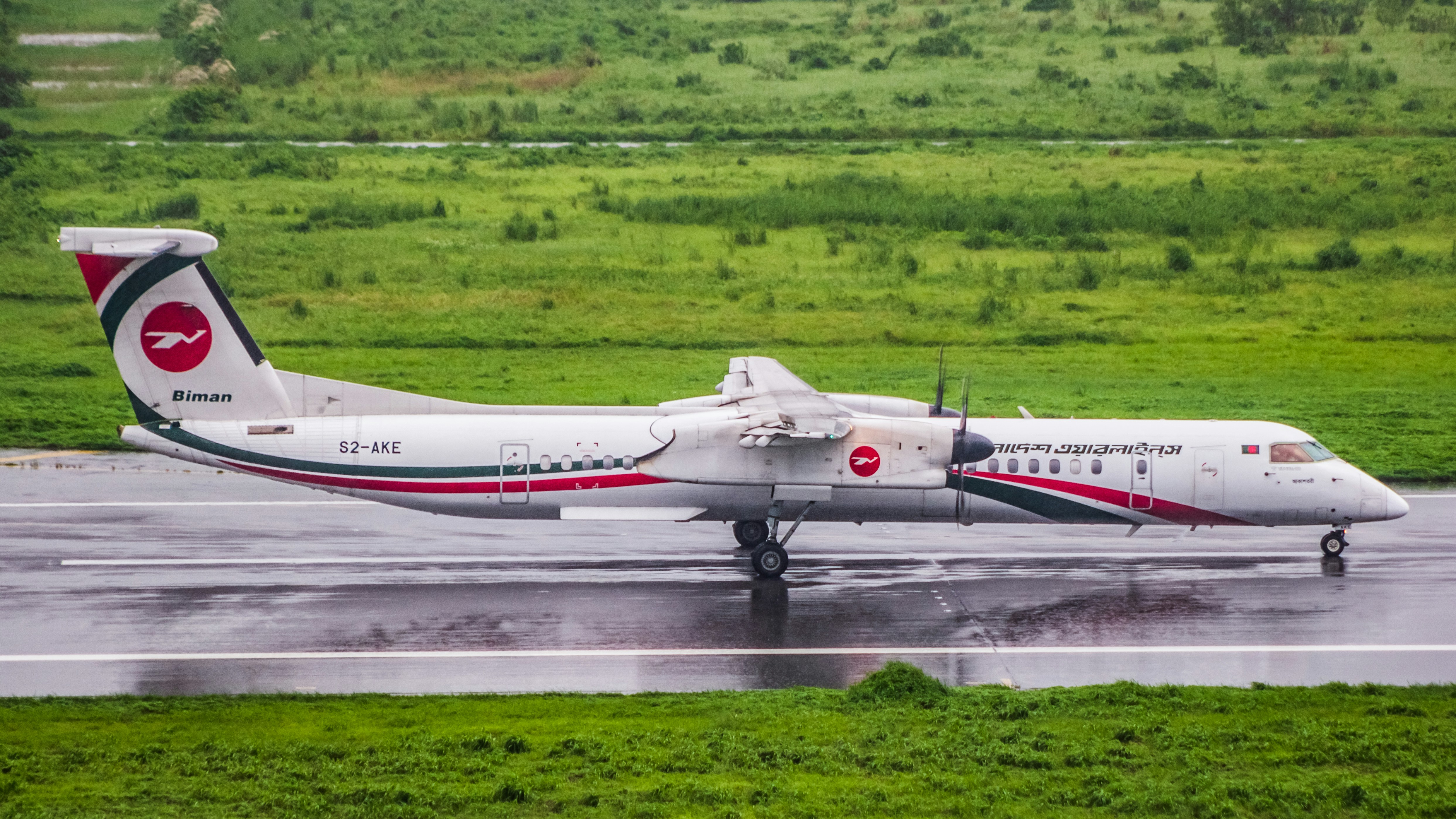airplane on runway tarmac - An airplane is sitting on the runway in the rain