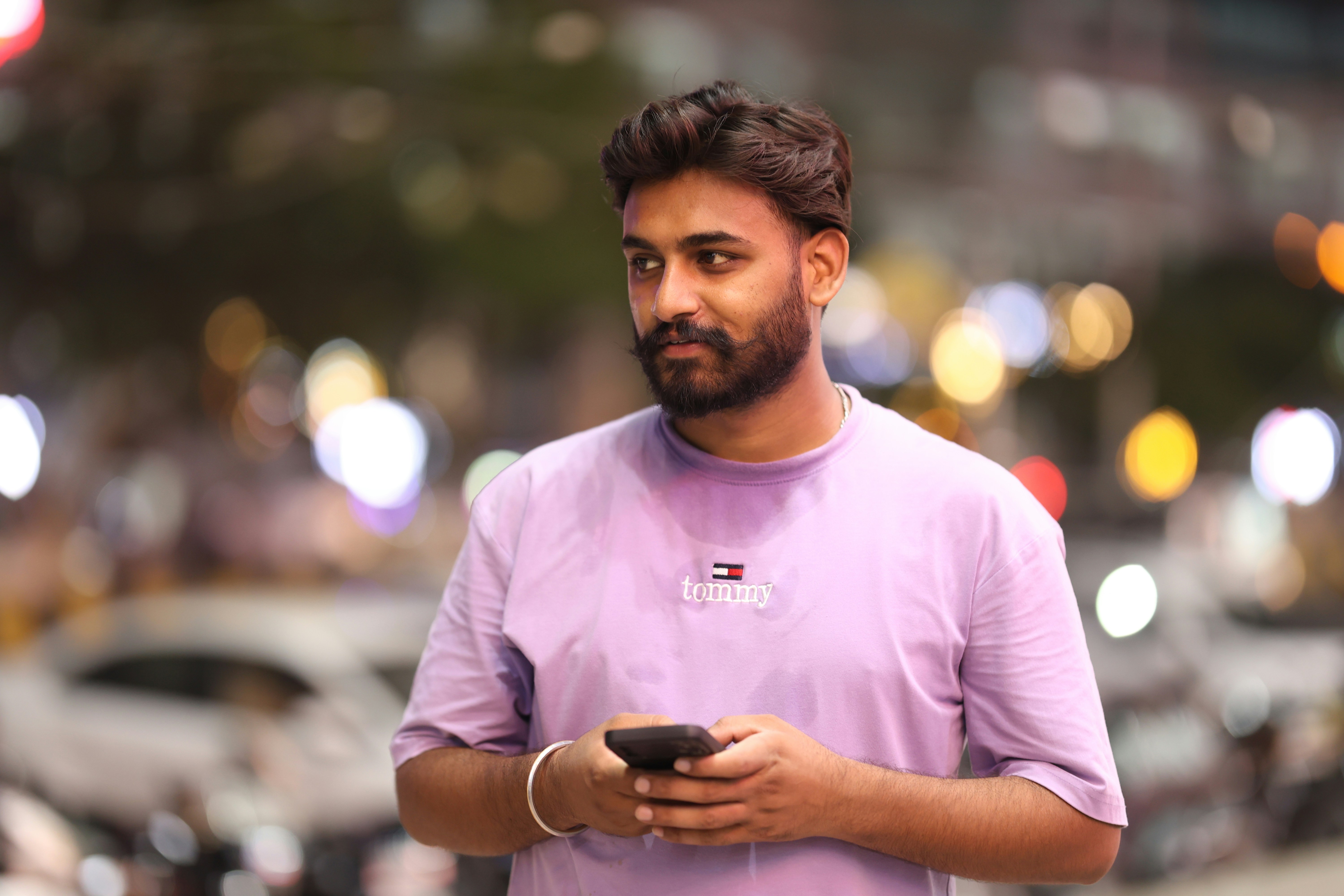 person on smartphone looking for help - roadside assistance without membership