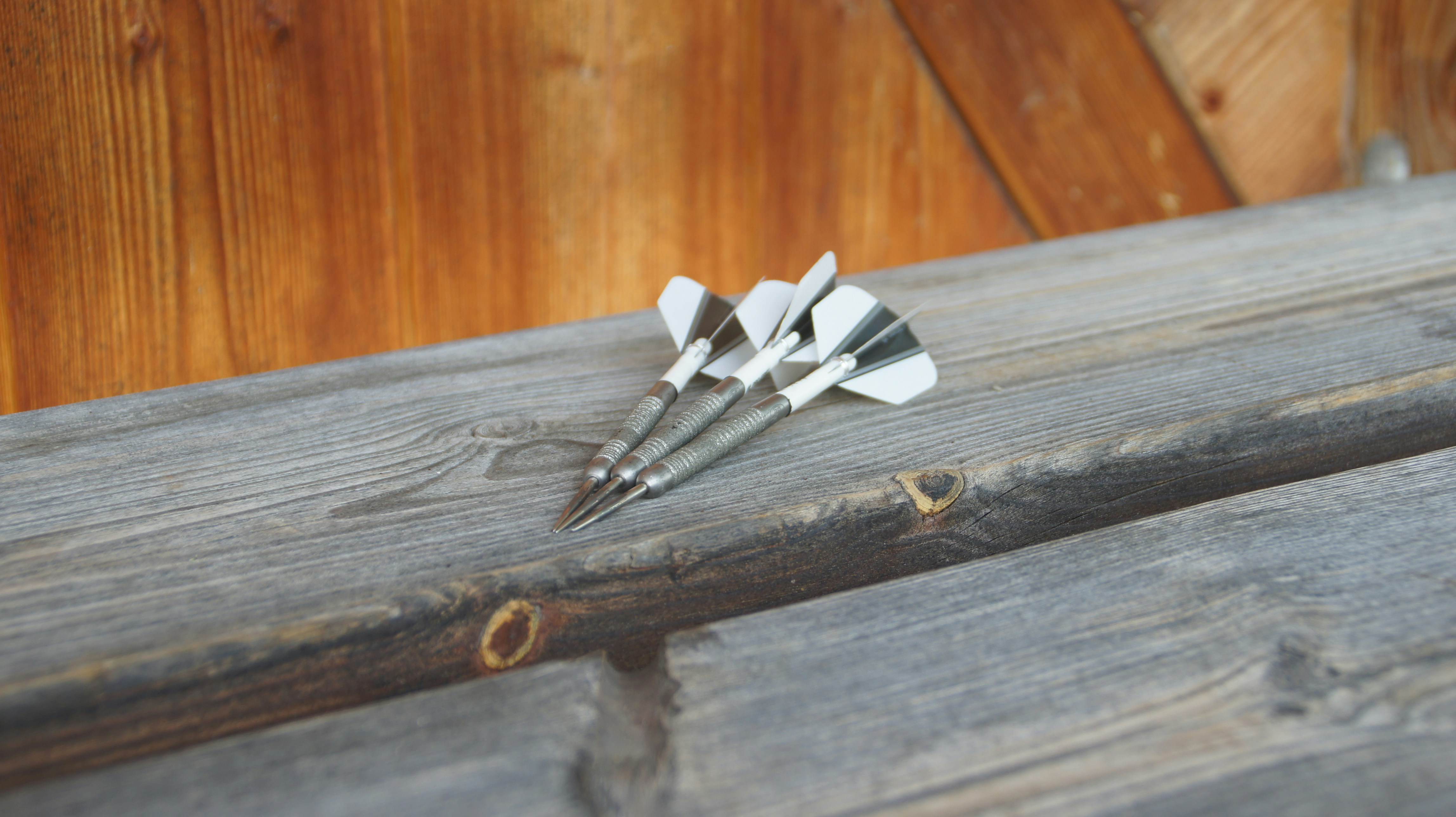Um Monte De Parafusos Sentados Em Cima De Uma Mesa De Madeira h7poTOq ELc