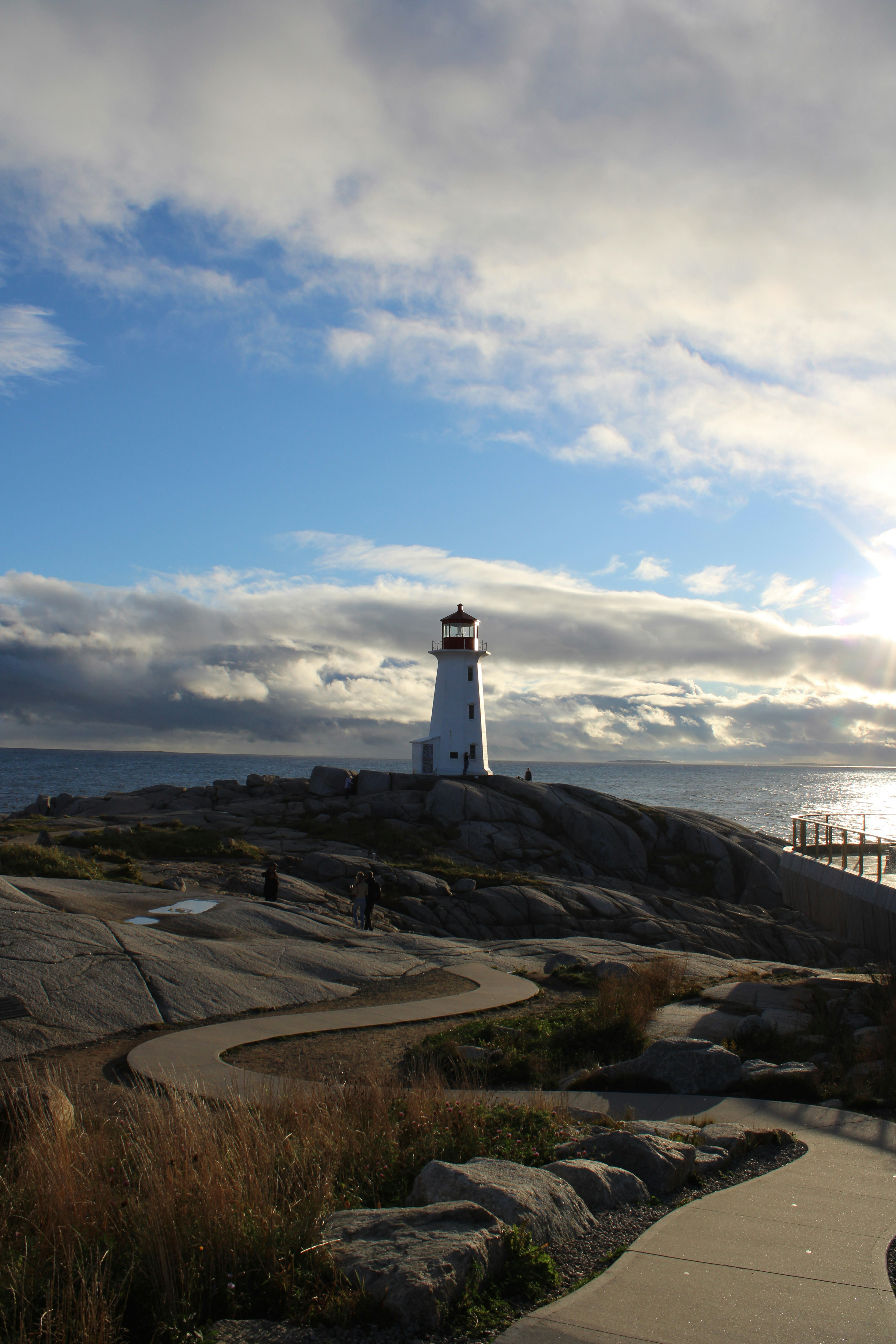 Un faro in cima a una collina vicino all'oceano