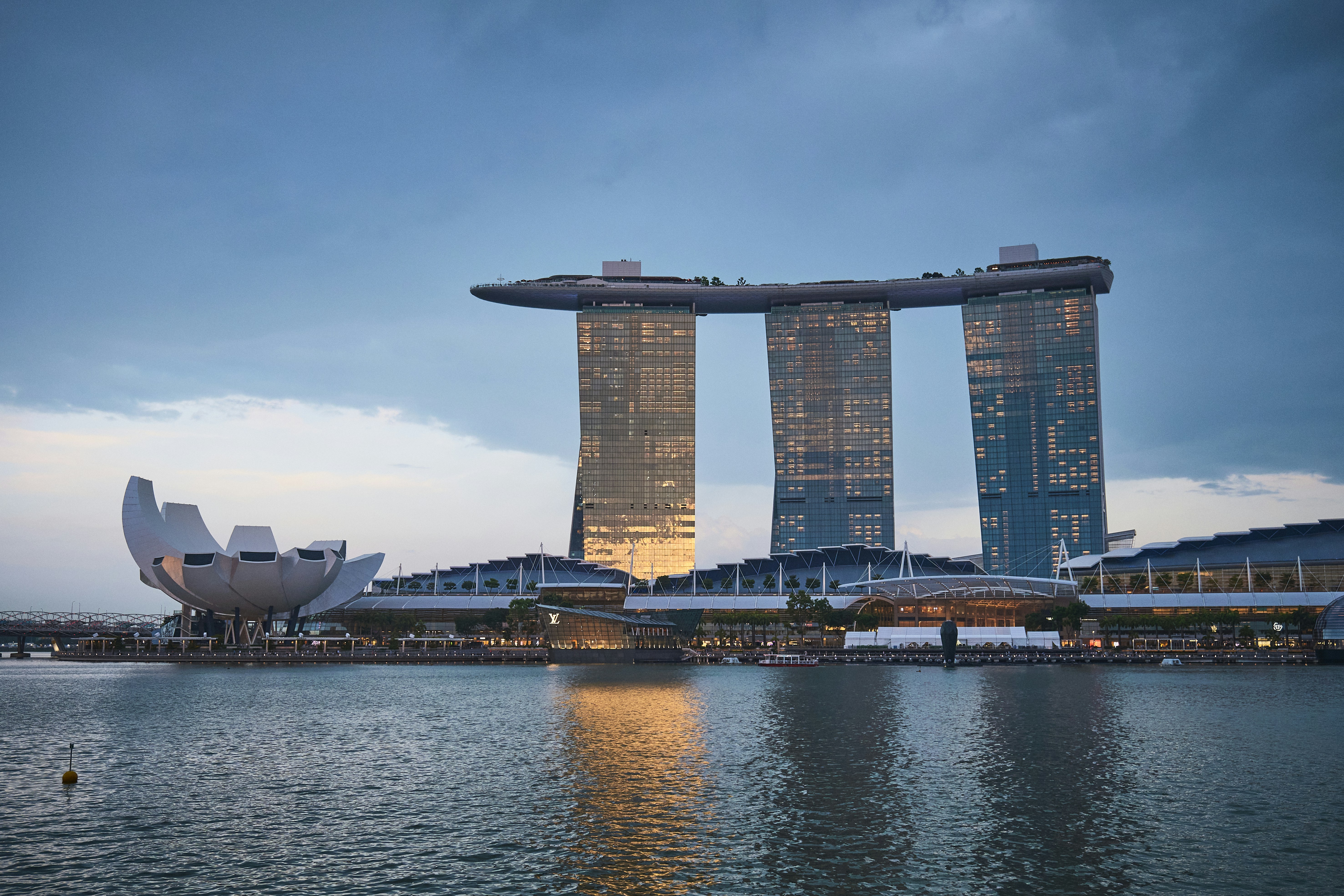 A large body of water with a bunch of tall buildings in the background