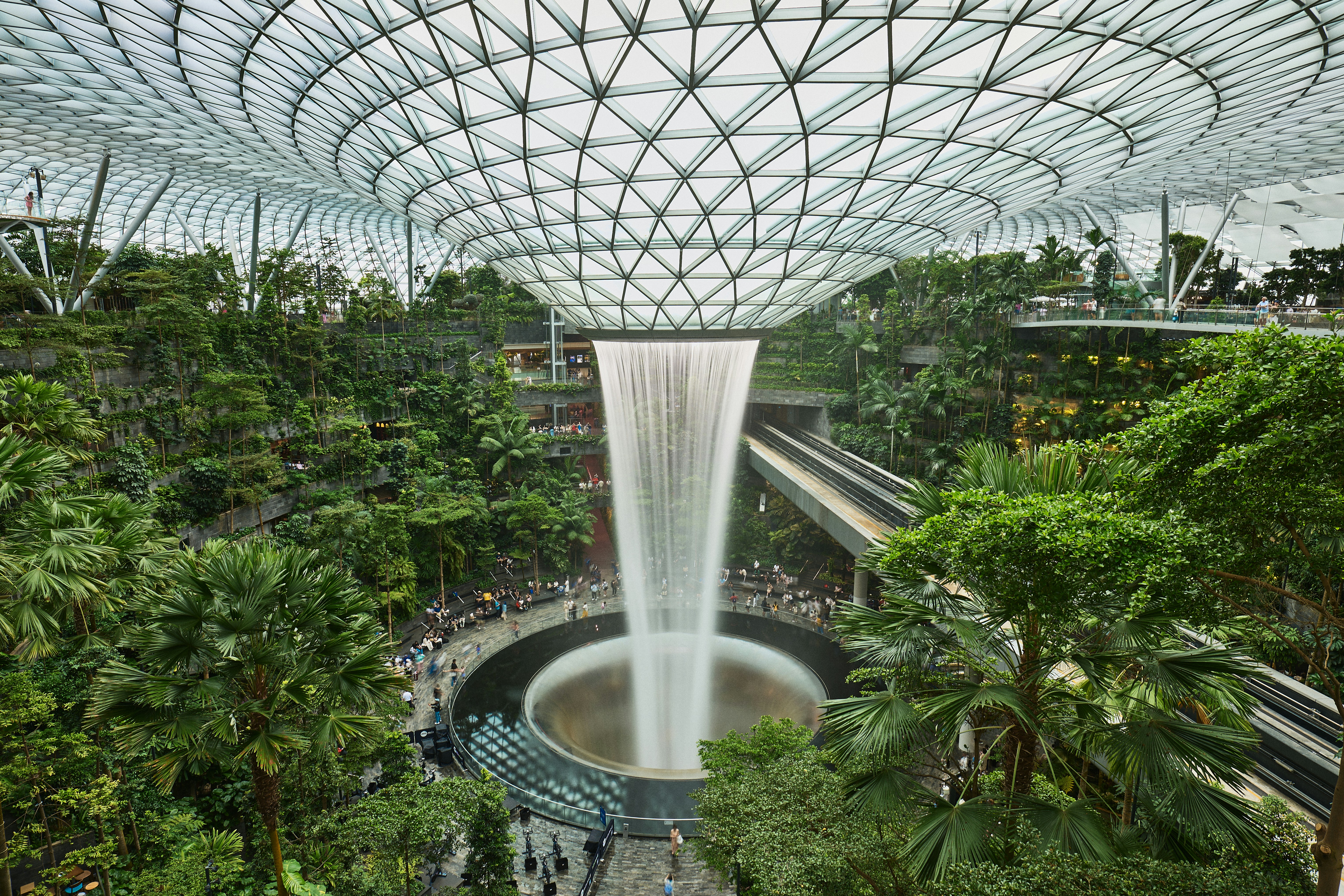 열대 정원 한가운데에 있는 큰 폭포 사진 – Unsplash의 무료 건축학 이미지, image size:3000x2000