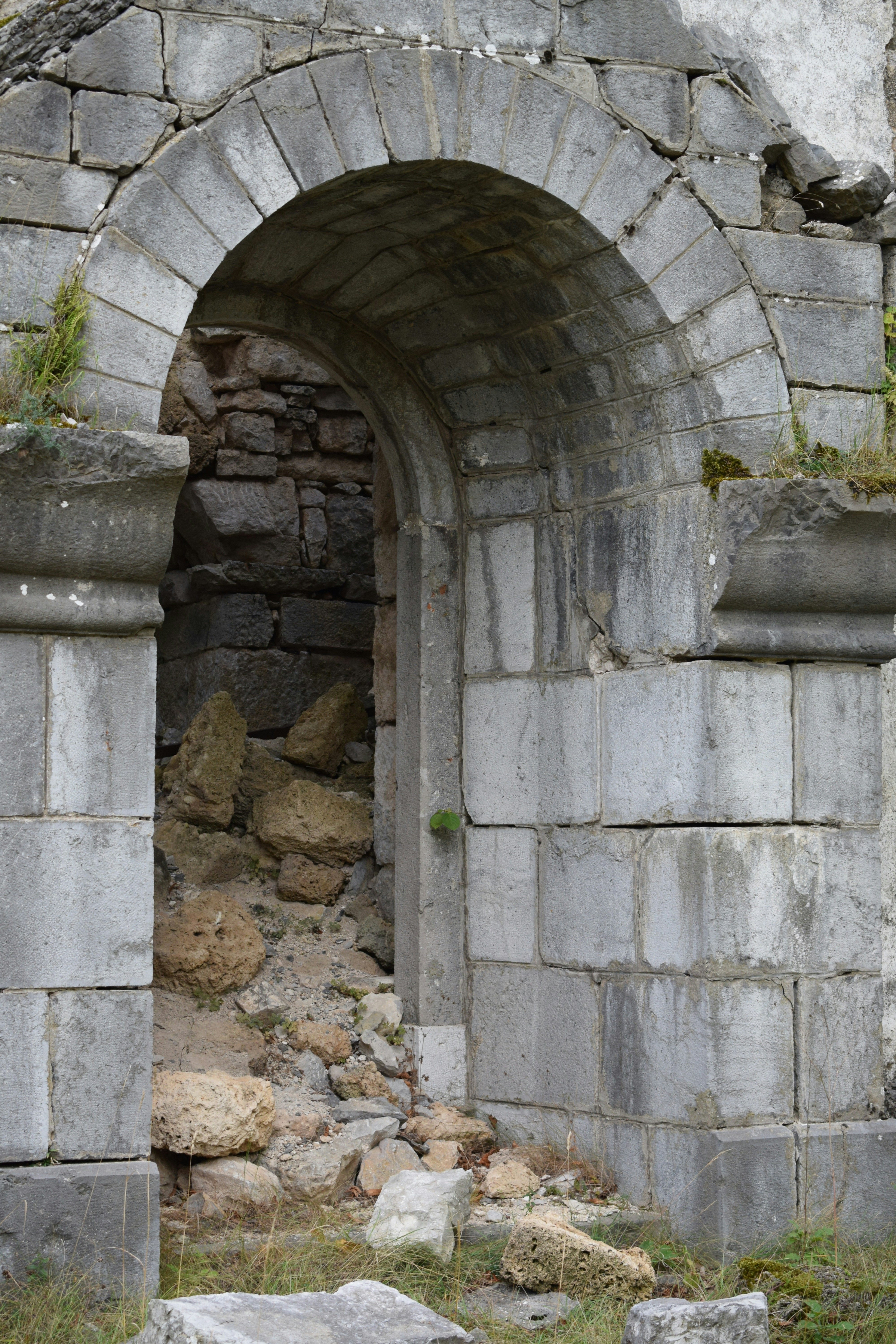 An old stone building with a stone archway
