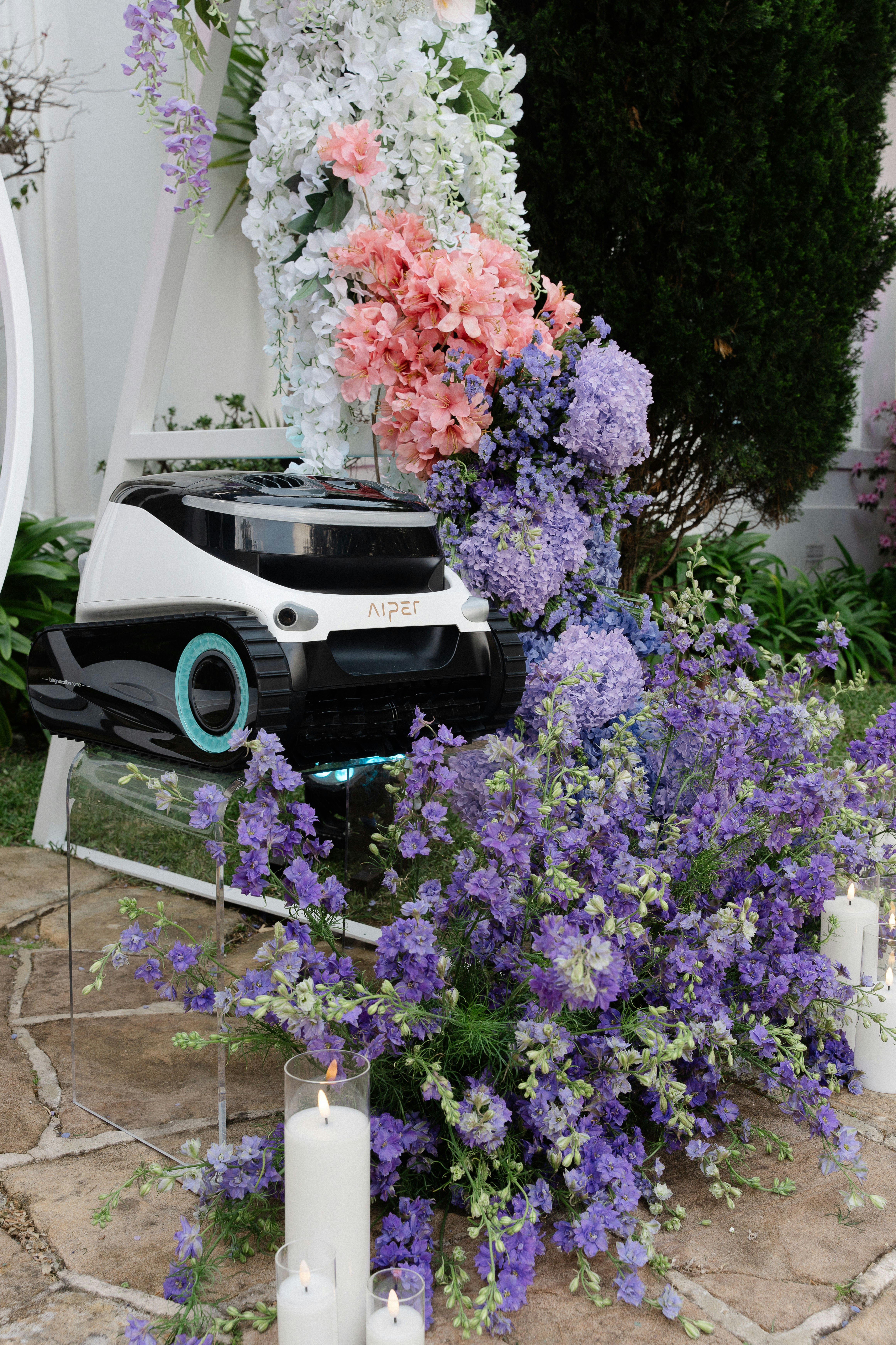 Ein Strauß Blumen, die auf einem Tisch stehen