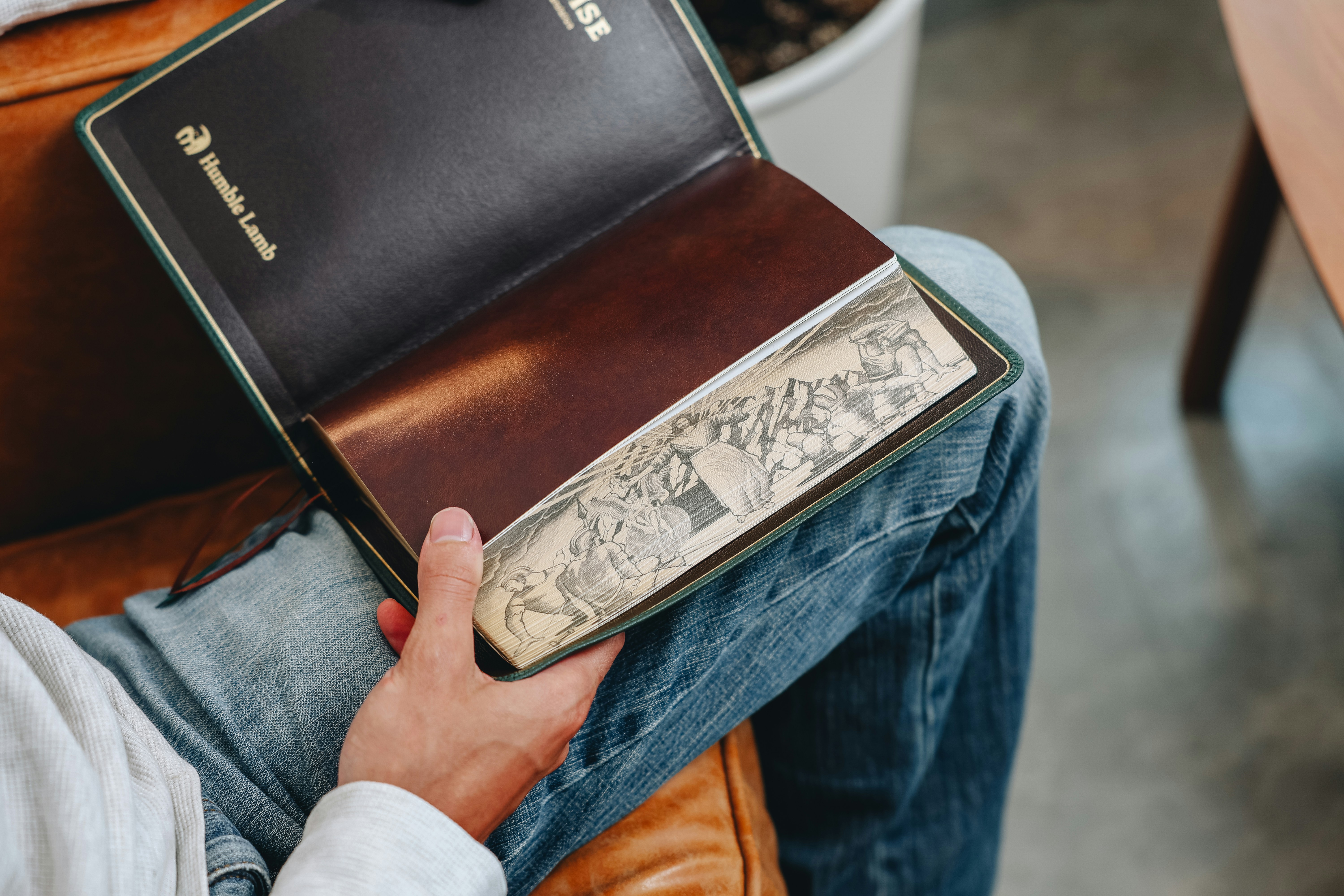 Eine Person, die auf einem Stuhl sitzt und einen Laptop hält