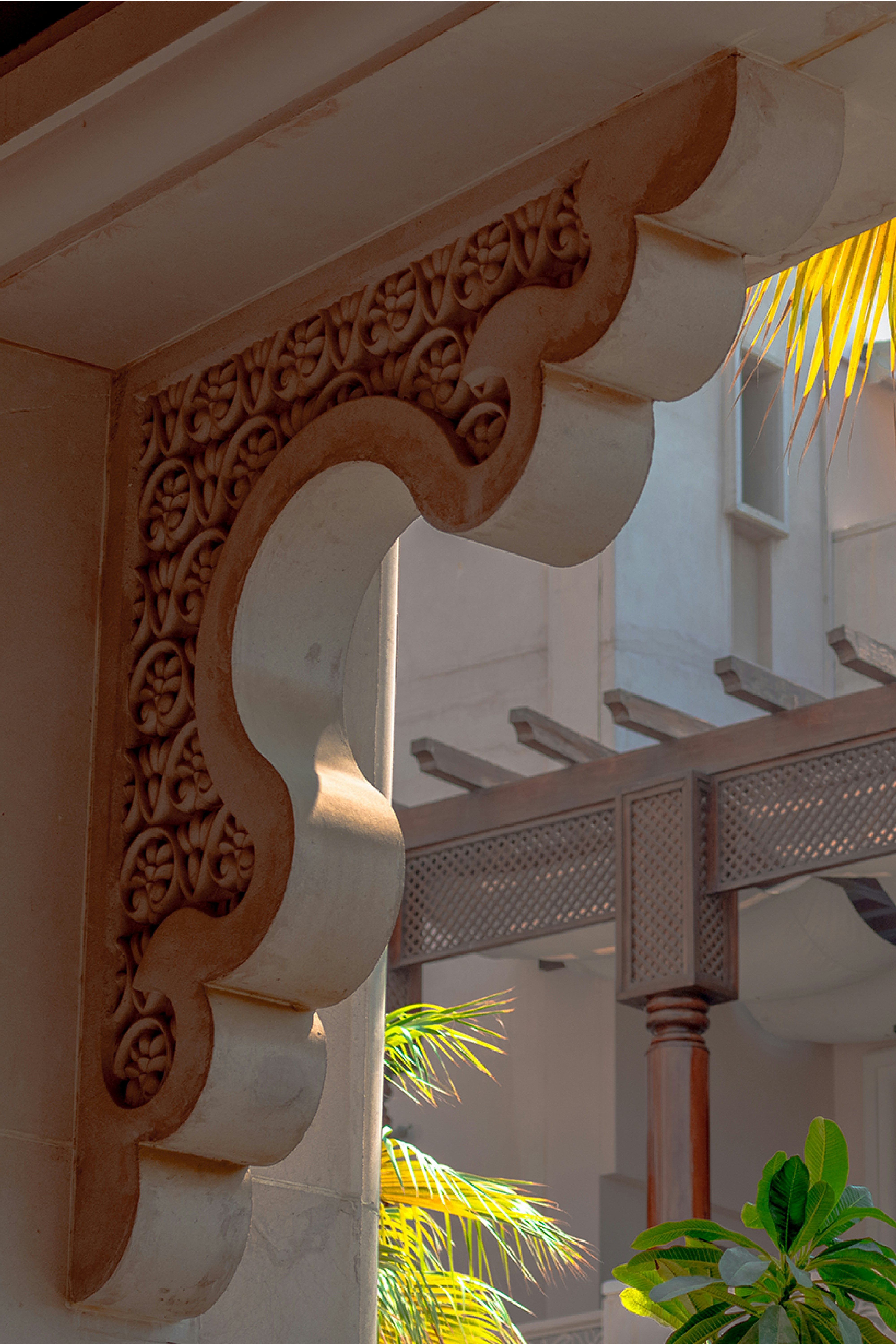 ヤシの木を背景にした建物のクローズアップ